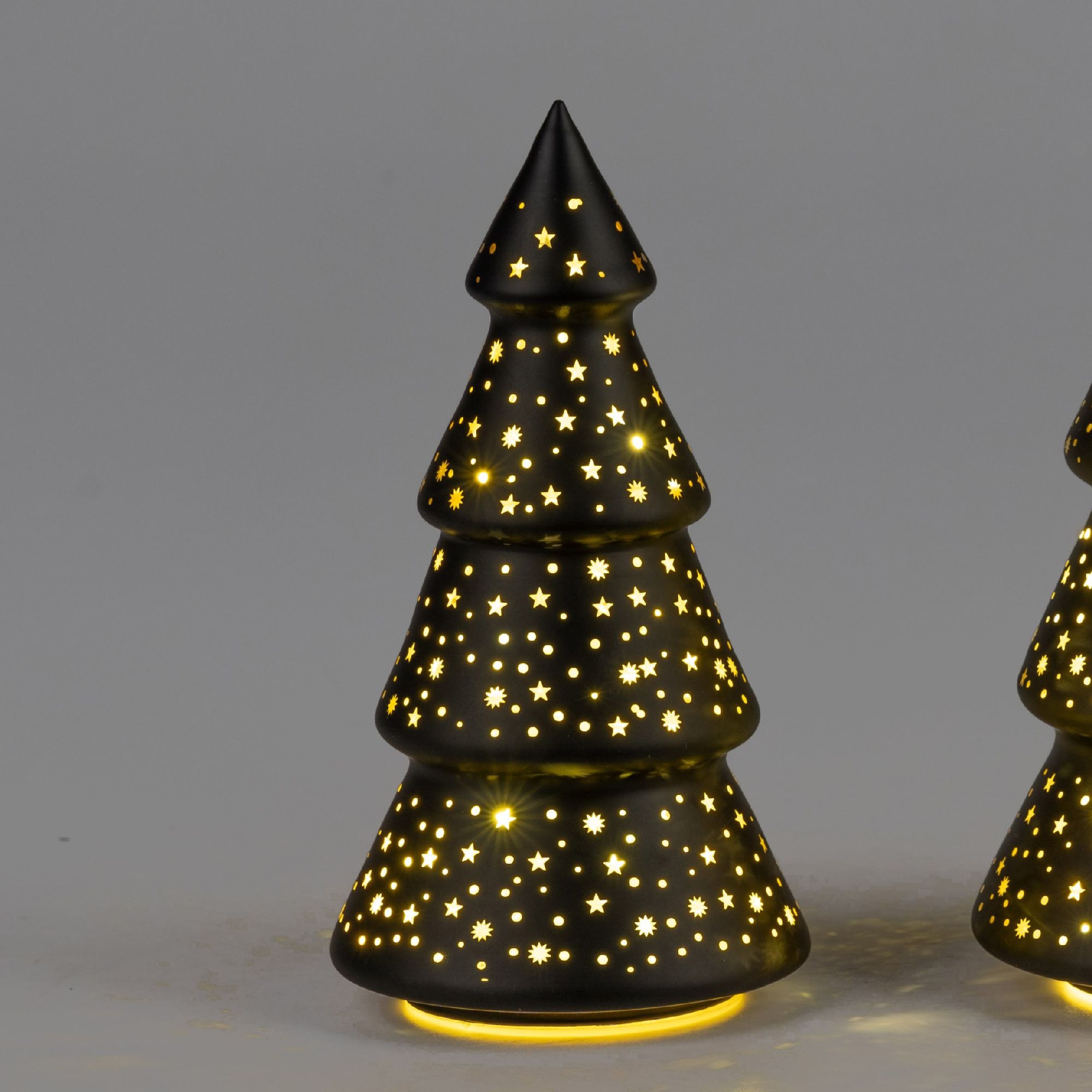 schwarzer LED Weihnachtsbaum mit Sternenmotiv auf grauem Hintergrund