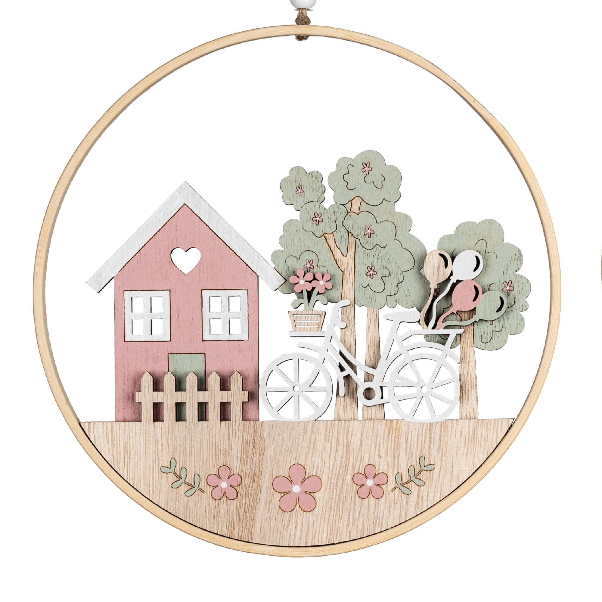 Holzdeko mit einem rosa Haus, einem Fahrrad, Bäumen und Blumen in sanften Farben, umrahmt von einem