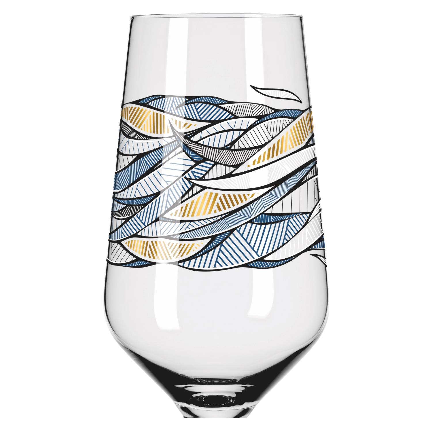 Ein transparentes Glas mit einem grafischen Muster aus blauen, goldenen und schwarzen Linien, die Wellen und Blätter darstellen.