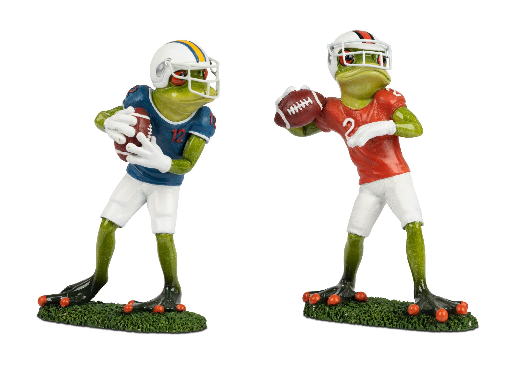 Zwei Froschfiguren in Football-Outfits, eine mit Ball in der Hand, die andere bereit zum Wurf, auf grünem Untergrund.