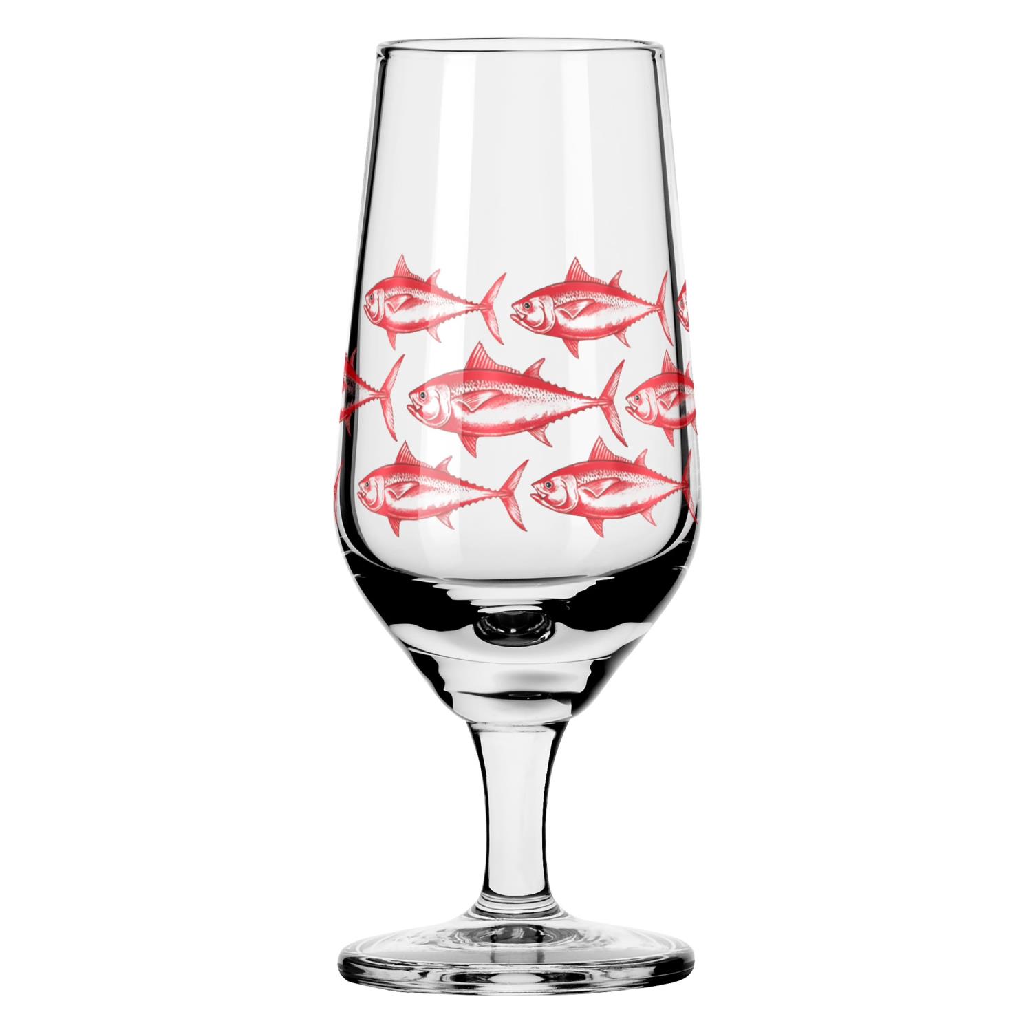 Ein hohes, transparentes Glas mit einem Muster aus roten Fischen, die um den oberen Rand angeordnet sind.