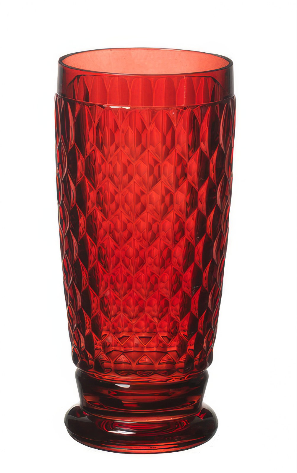 Roter, facettierter Trinkbecher aus Kunststoff mit breitem Fuß und geradem Rand. Transparent und glänzend.