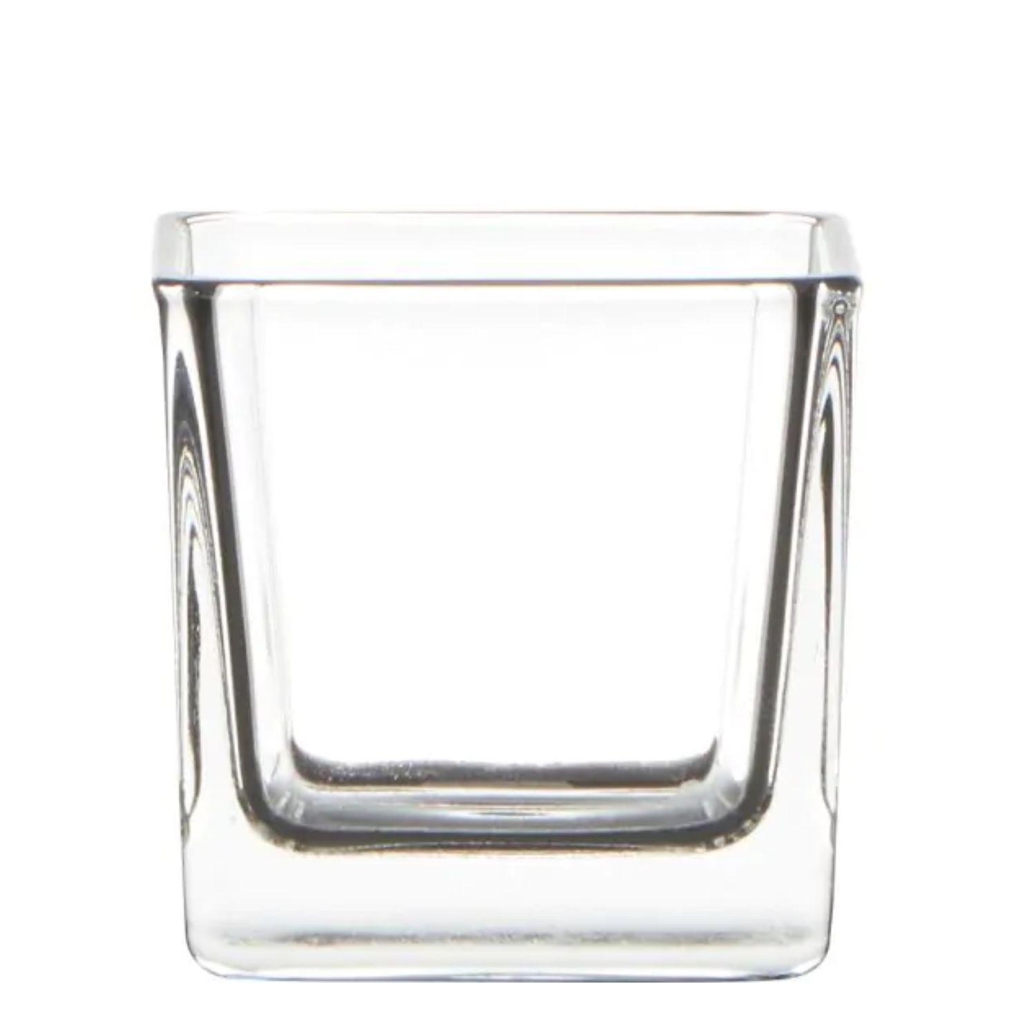 Ein transparenter, quadratischer Glasbecher mit geraden Wänden und einem flachen Boden.