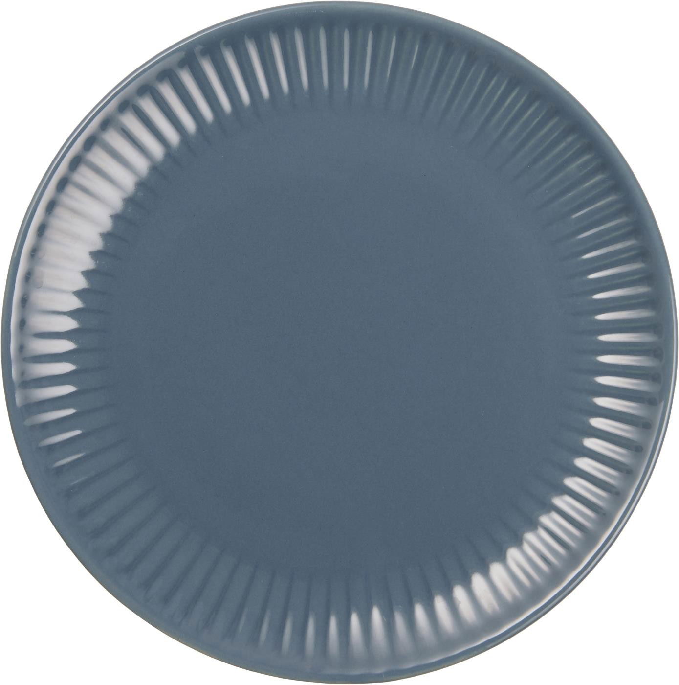 Runder, blauer Teller mit geriffeltem Rand, auf einem weißen Hintergrund.