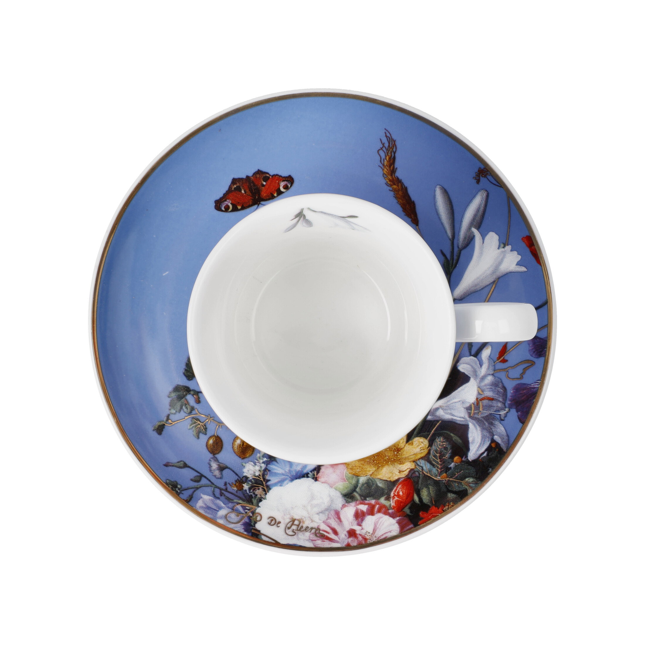 Weiße Tasse auf einem bunten Unterteller mit floralen Motiven und einem blauen Hintergrund. Ein Schm