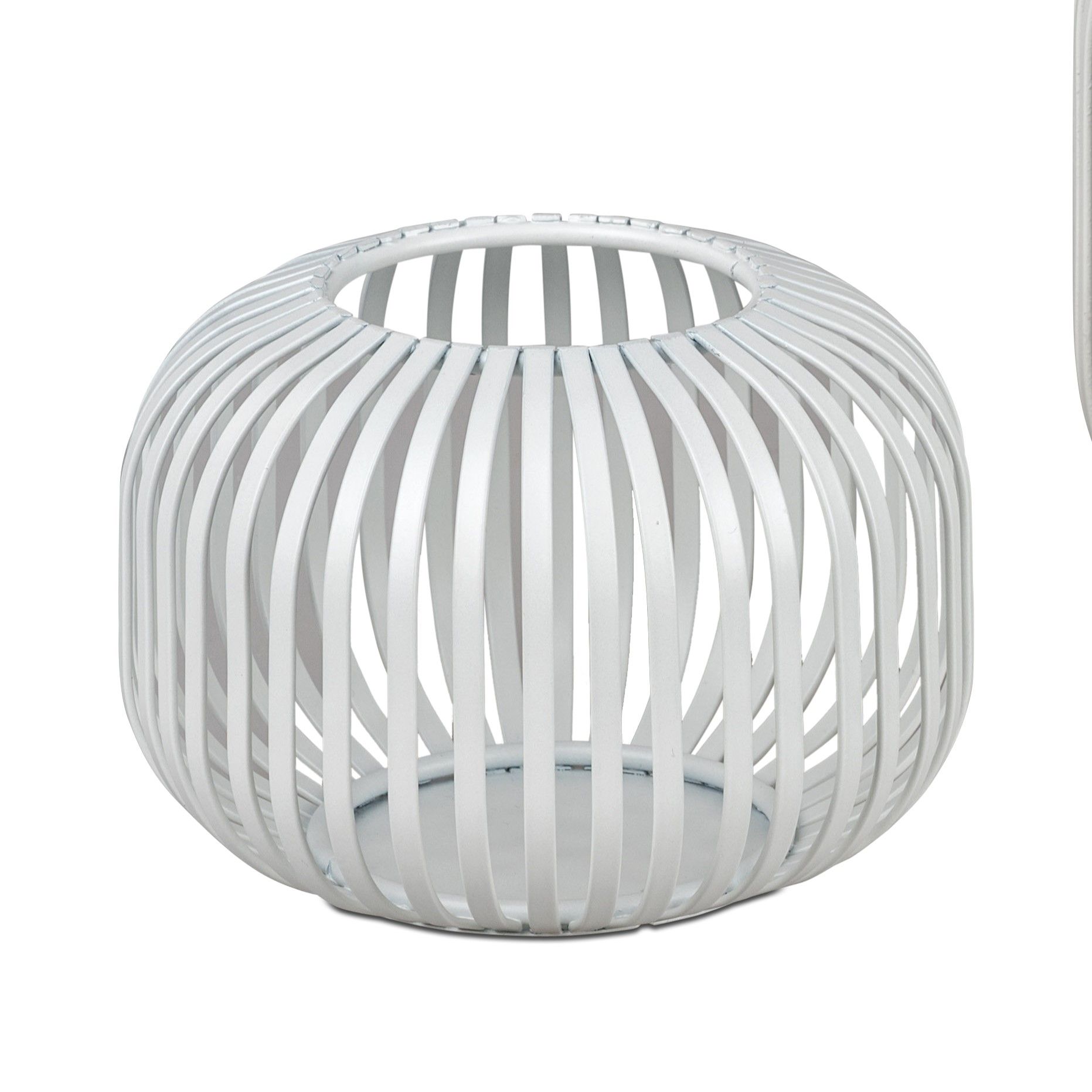 Runder, weißer Kerzenhalter mit offenen Streifen, der eine lichtdurchlässige Struktur aufweist.