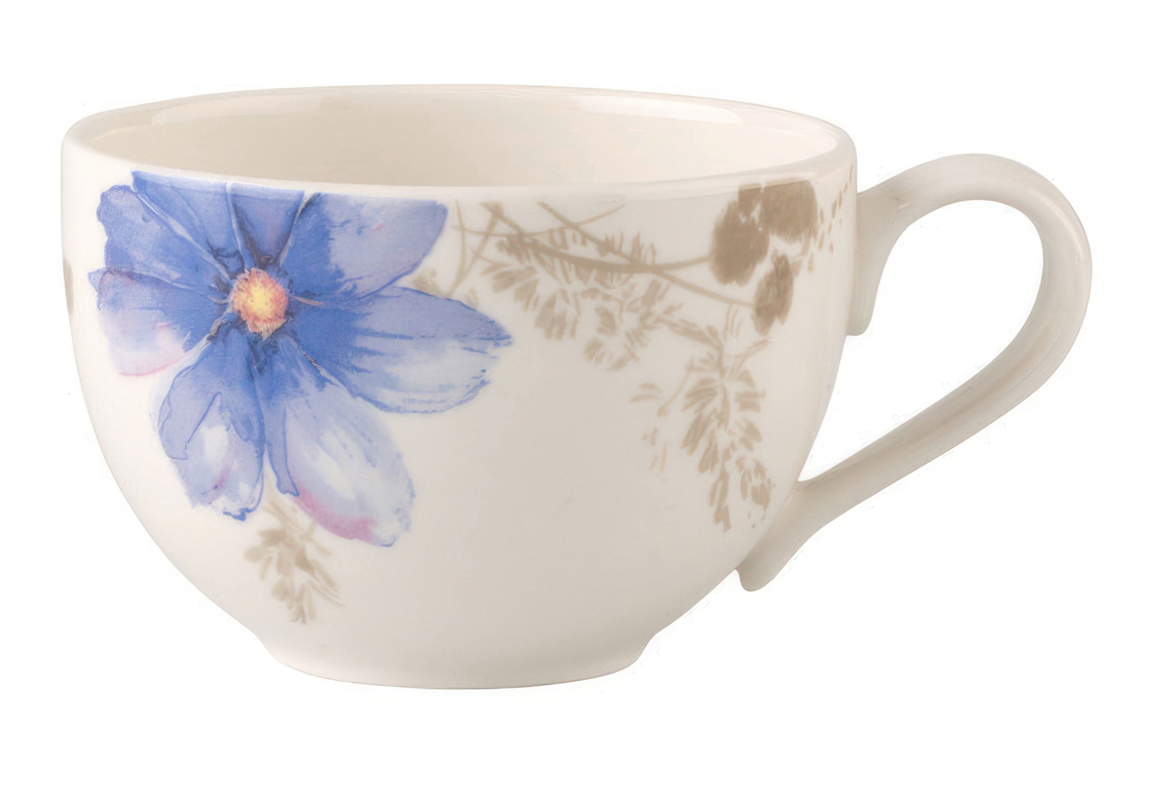 Eine weiße Tasse mit einem blauen Blumenmuster und einem Henkel. Die Tasse hat eine runde Form und ist aus Porzellan.