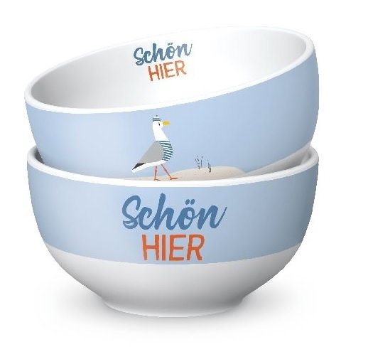 Zwei ineinander gestapelte Schalen in Blau und Weiß mit dem Aufdruck „Schön HIER“ und einer Abbildung einer Möwe.