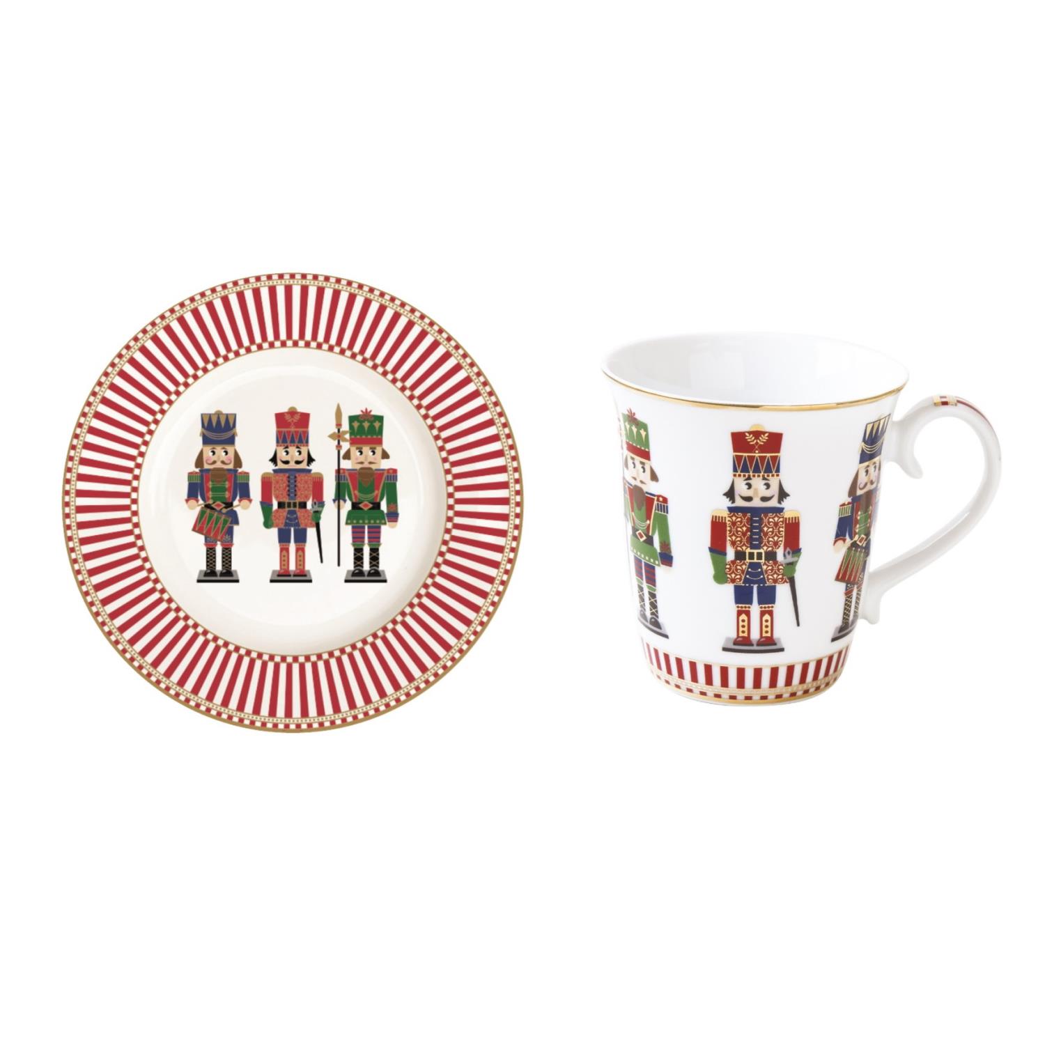 Teller mit rot-weißer Streifenmusterung und drei Nussknackern, daneben eine Tasse mit ähnlichem Design und Nussknacker-Motiv.