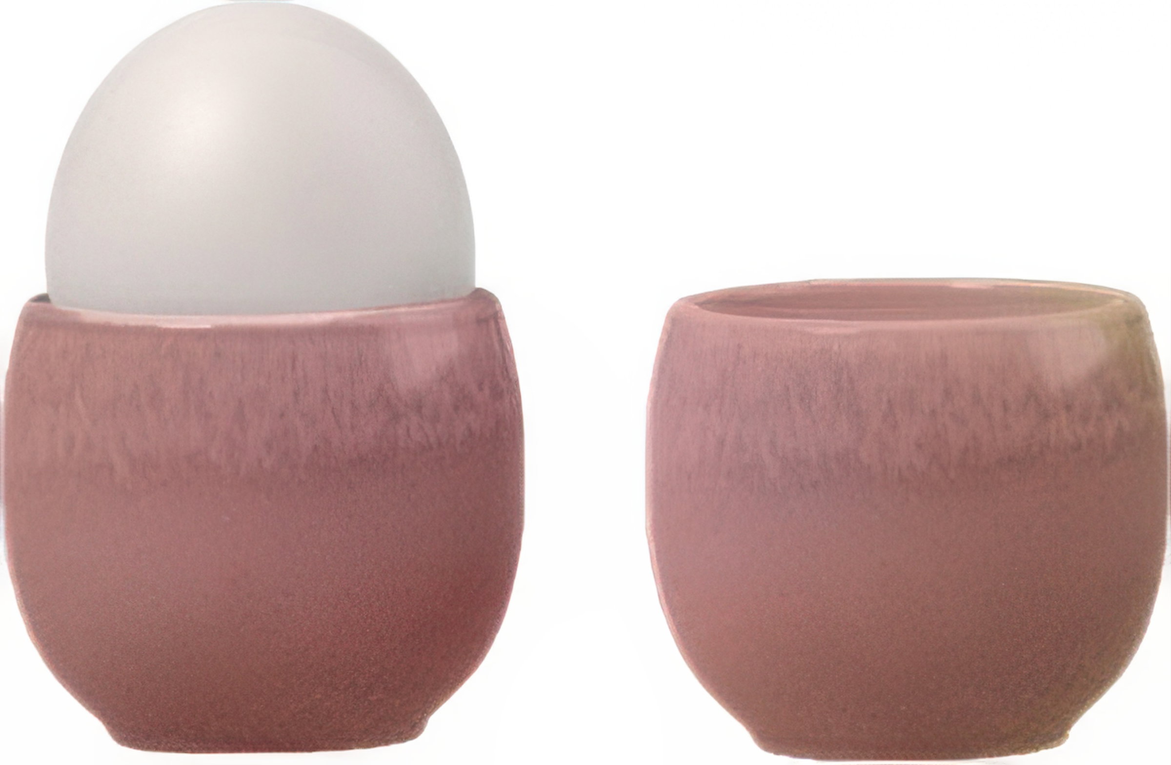 Zwei Eierbecher in sanften Rosatönen, einer mit einem weißen Ei, der andere leer.