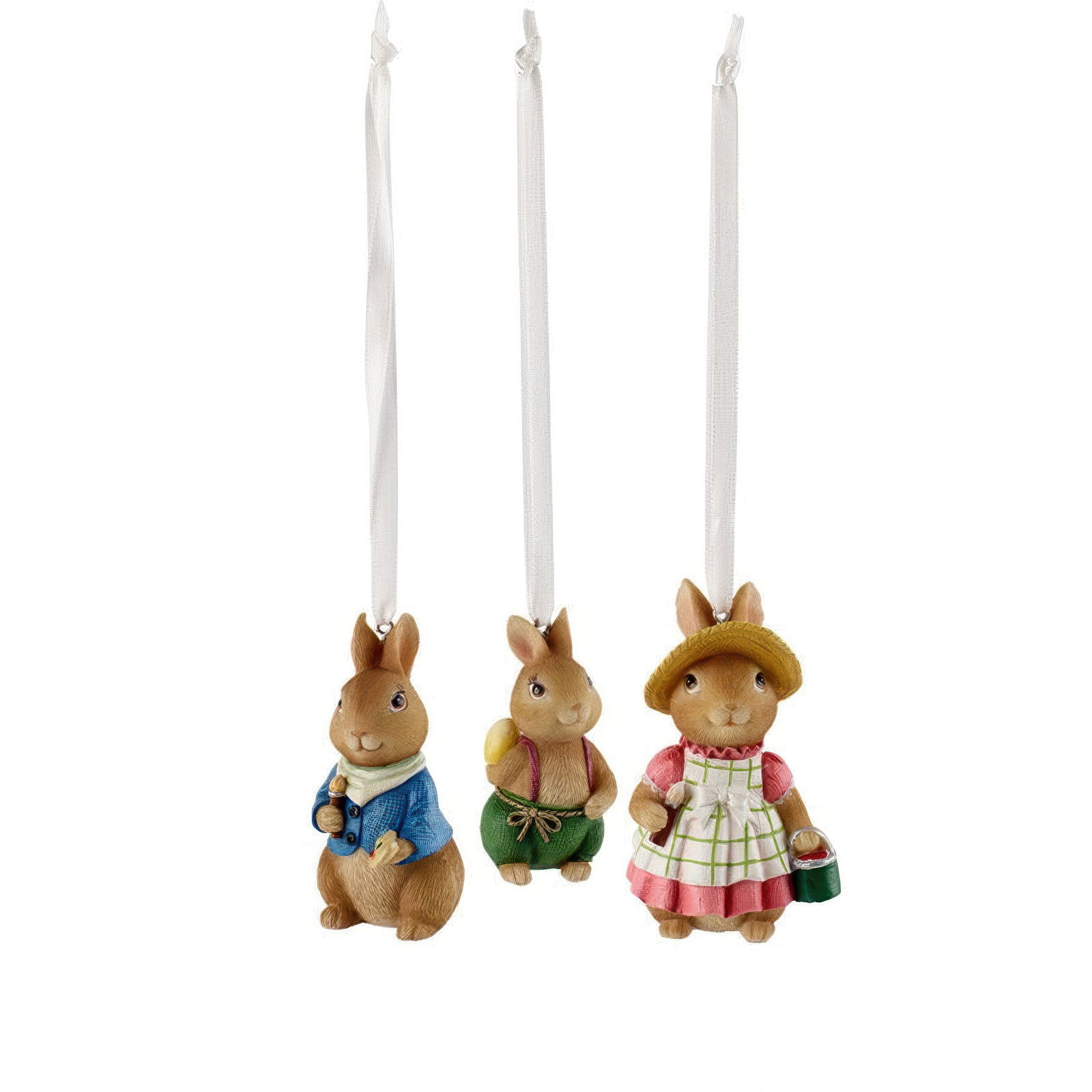 Drei hängende Hasenfiguren: ein Hase mit blauer Jacke, ein Hase mit grünen Hosen und ein Hase mit Strohhut und Schürze.