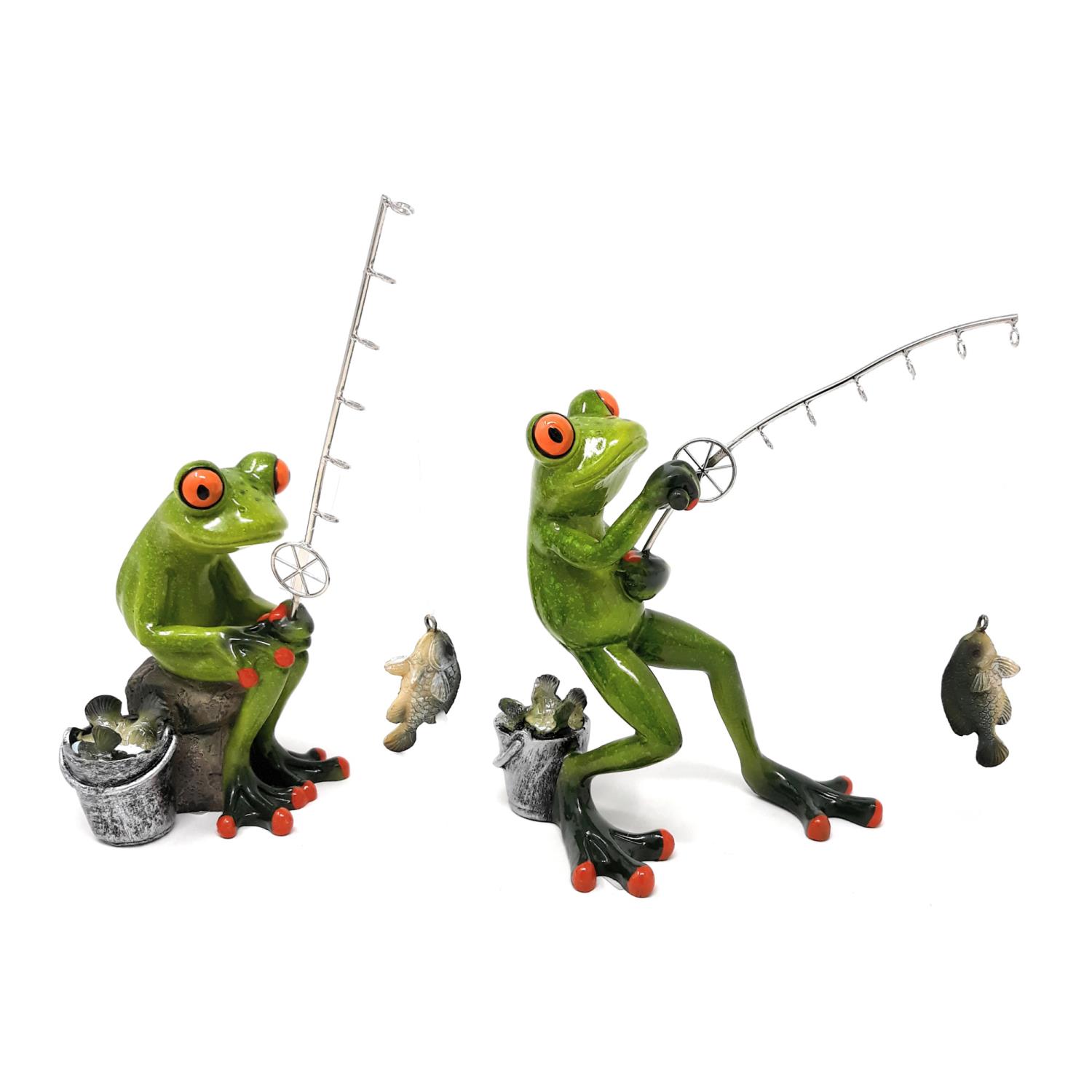 Zwei grüne Frösche mit roten Augen sitzen und angeln. Um sie herum sind kleine Fische und ein Eimer zu sehen.