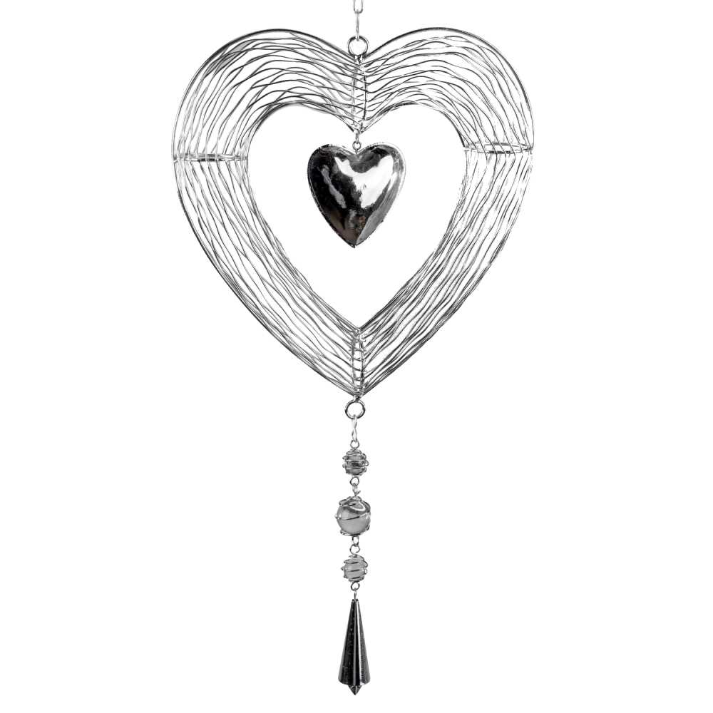 Hängende Dekoration in Herzform aus Draht mit einem glänzenden Herz in der Mitte und mehreren Perlen darunter.