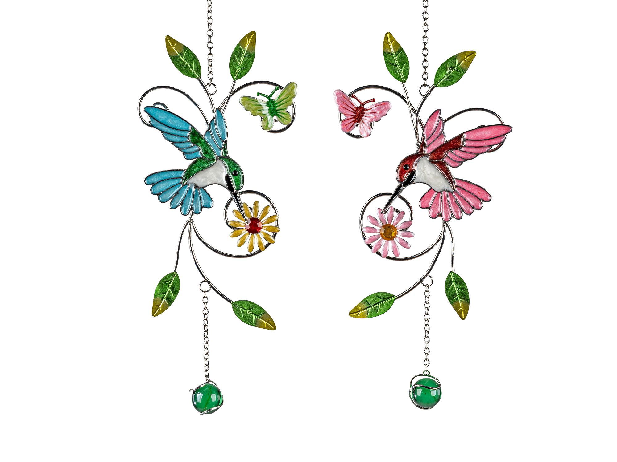 Zwei bunte Kolibris aus Glas, einer blau und einer pink, umgeben von Blättern und Blumen, hängen an
