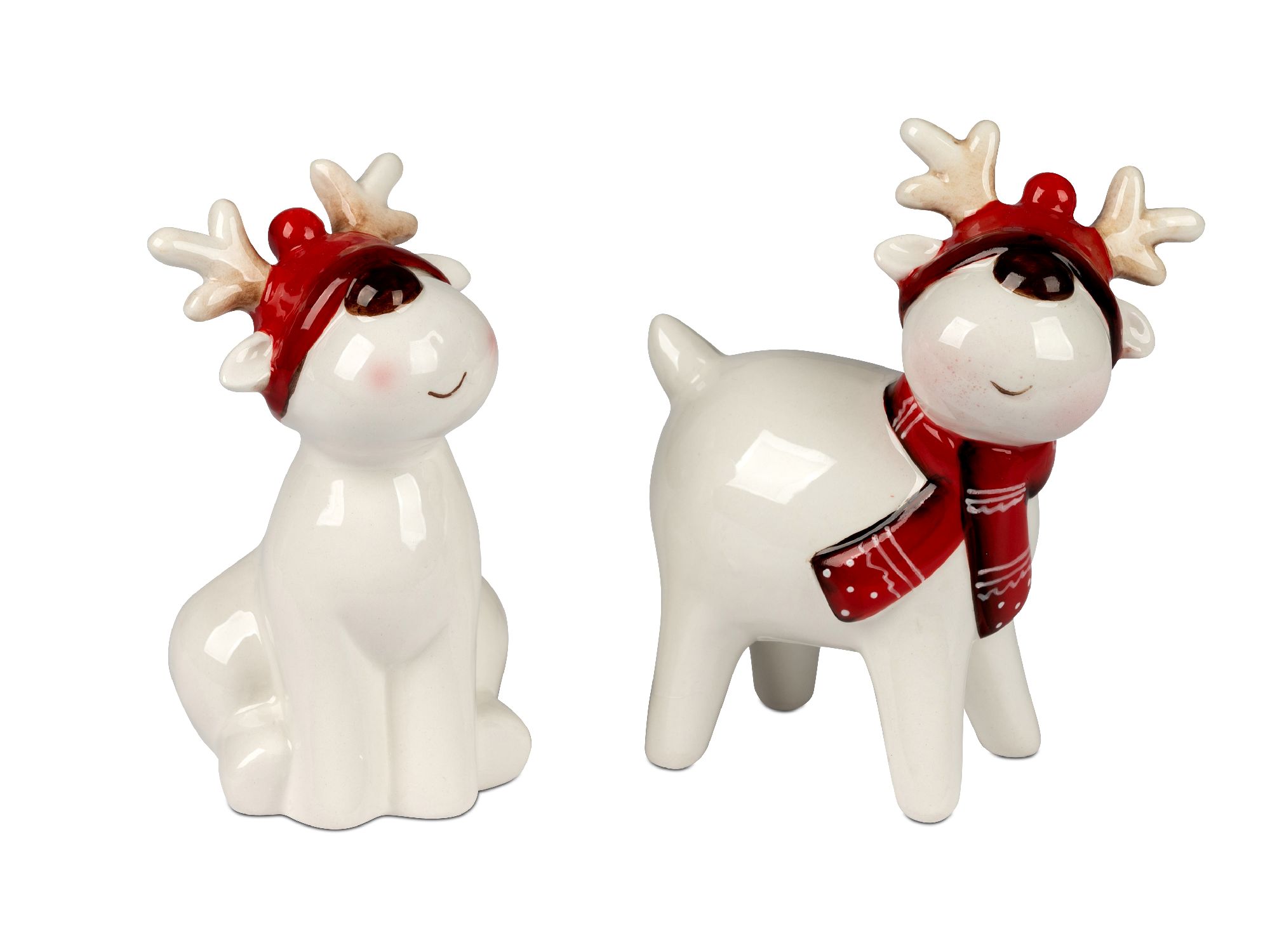 Zwei weiße Rentierfiguren mit roten Mützen und Schals, eine sitzt, die andere steht. Beide haben ein