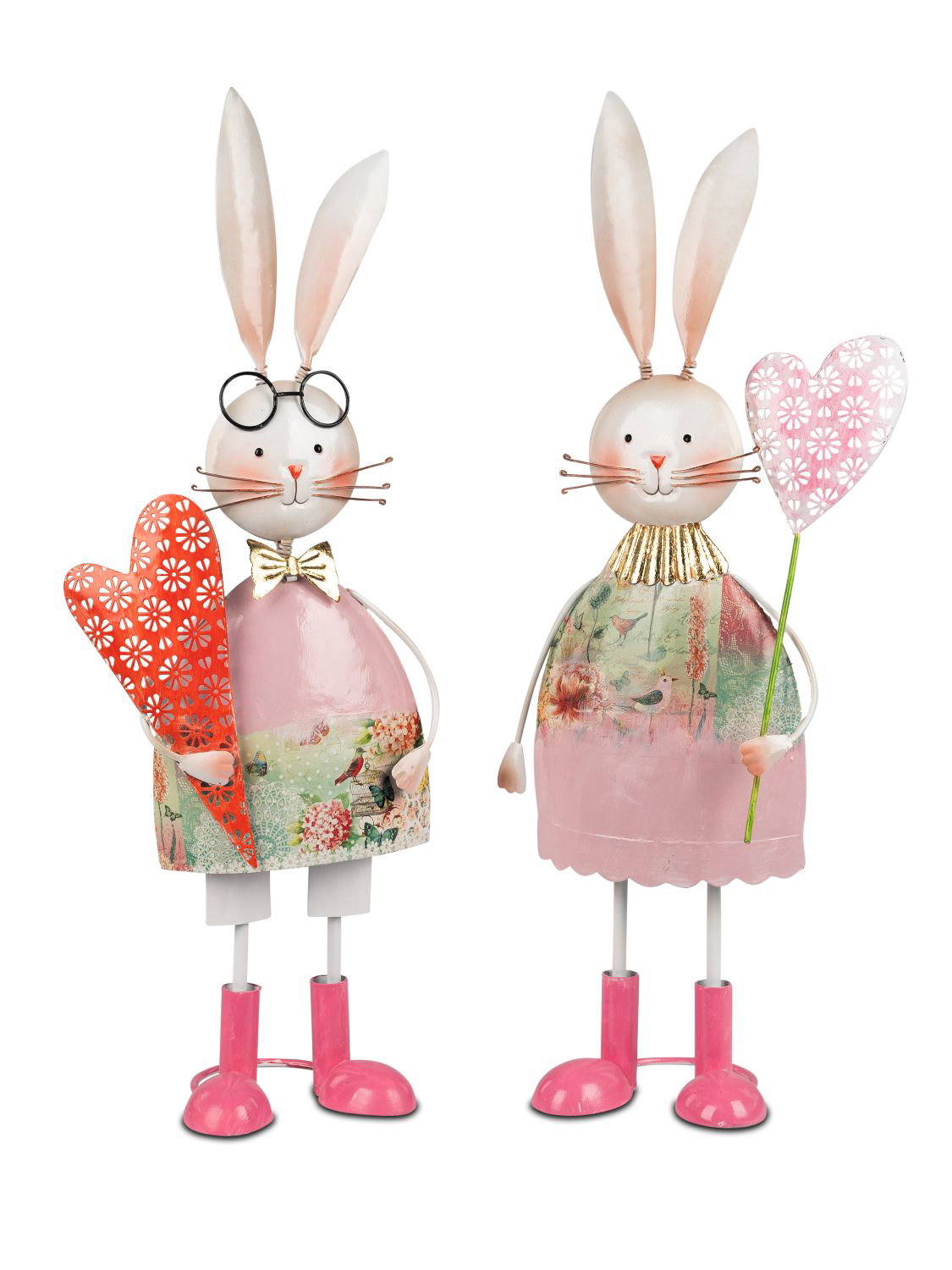 Zwei dekorative Hasenfiguren mit Herzen und bunten Kleidern stehen nebeneinander