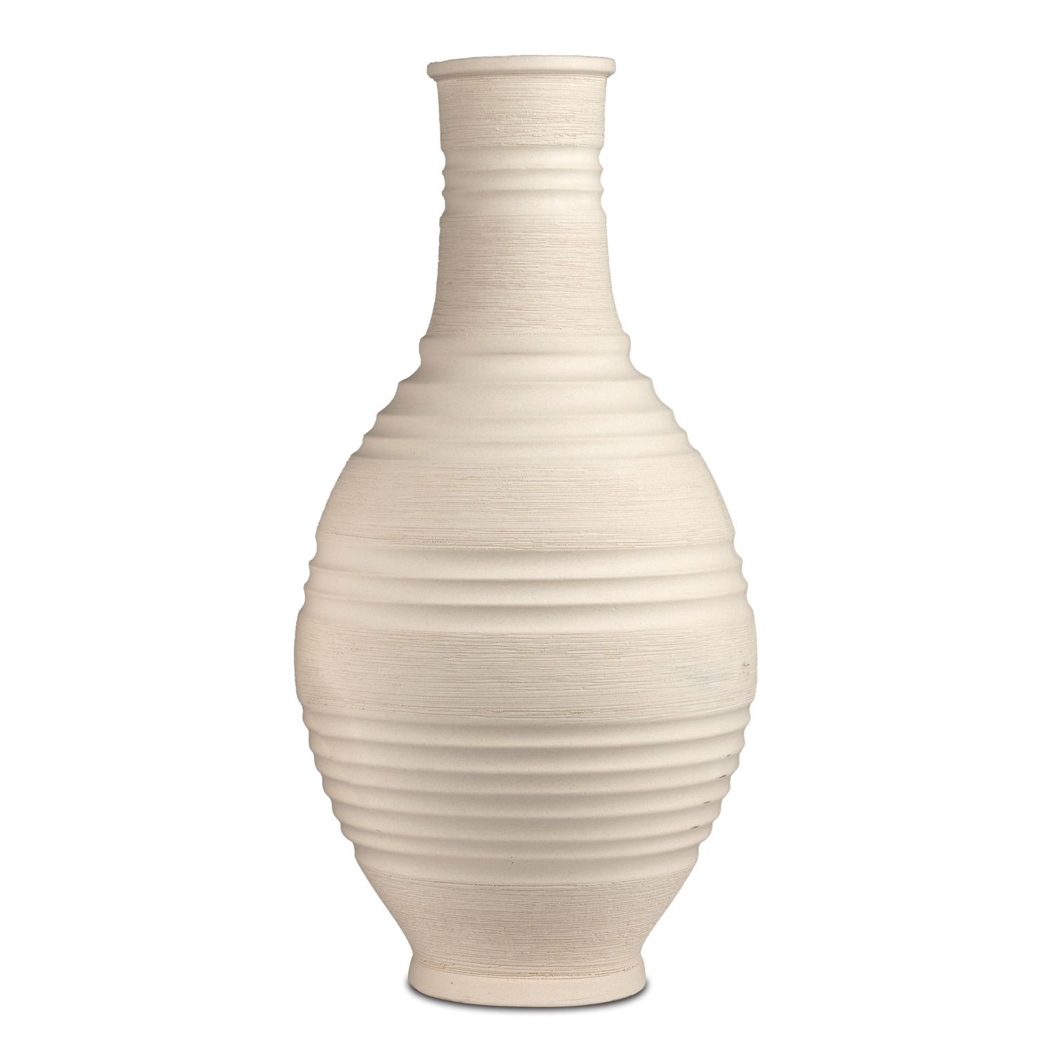 Eine ovale, cremefarbene Vase mit horizontalen Rillen und einem schmalen Hals. Sie steht auf einer r