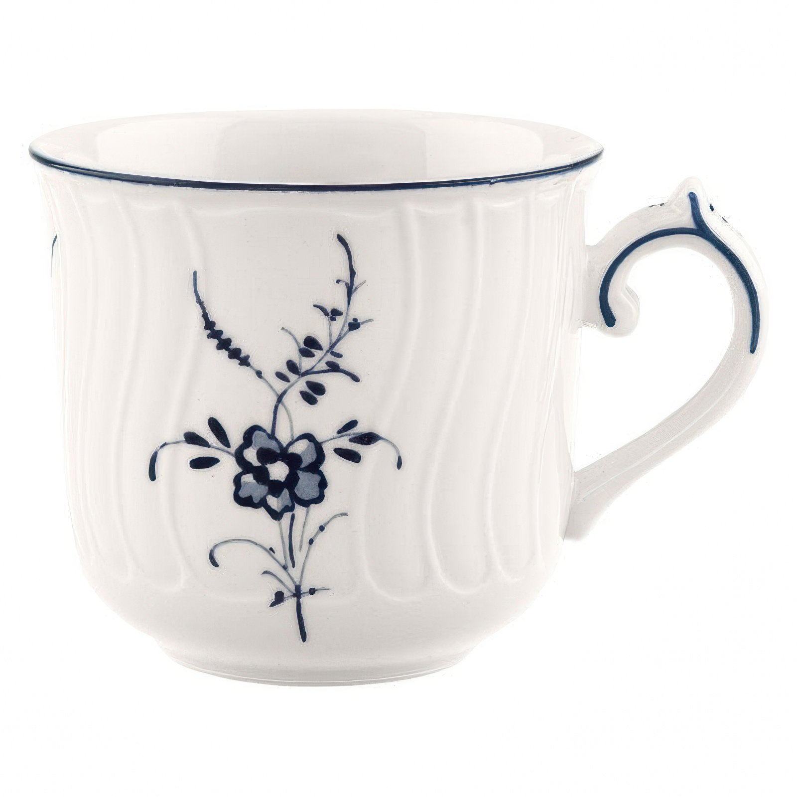 Weiße Tasse mit blauen Blumenmotiven und gewellter Oberfläche, seitlich mit einem geschwungenen Henk