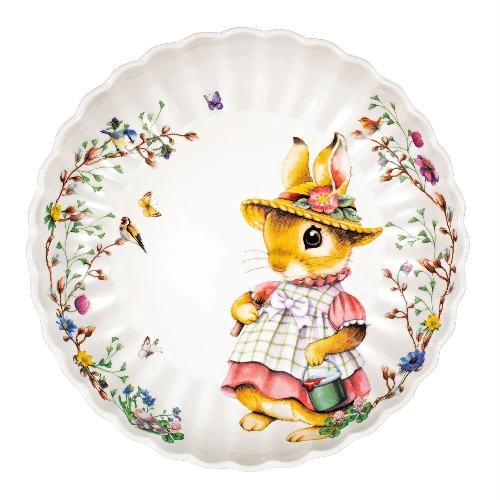 Ein runder Teller mit einem gemalten Hasen in einem Kleid und Hut, umgeben von Blumen und Schmetterlingen.