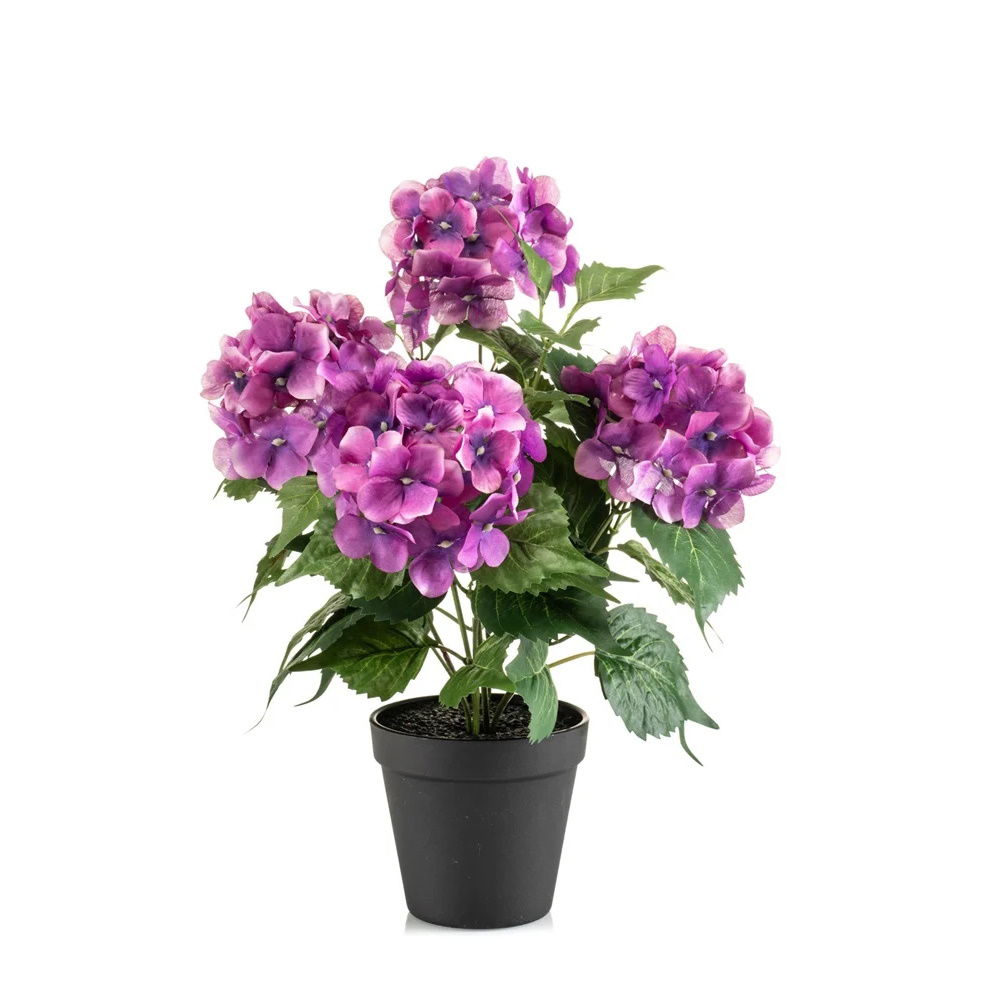 Kunstpflanze mit lila Blüten und grünen Blättern in einem schwarzen Blumentopf.