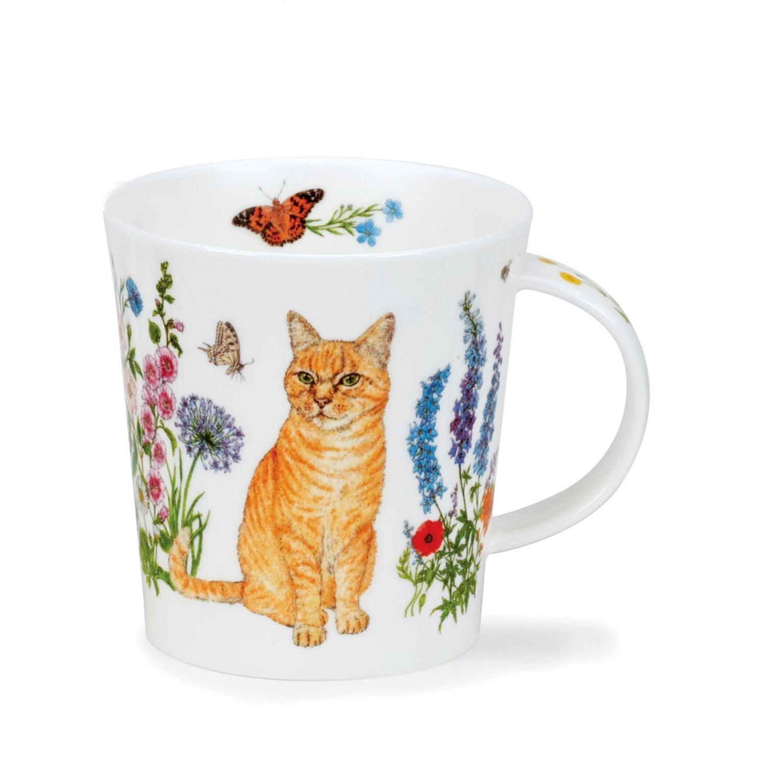 Tasse mit buntem Design: ein sitzender orangefarbener Kater umgeben von verschiedenen Blumen und Schmetterlingen.