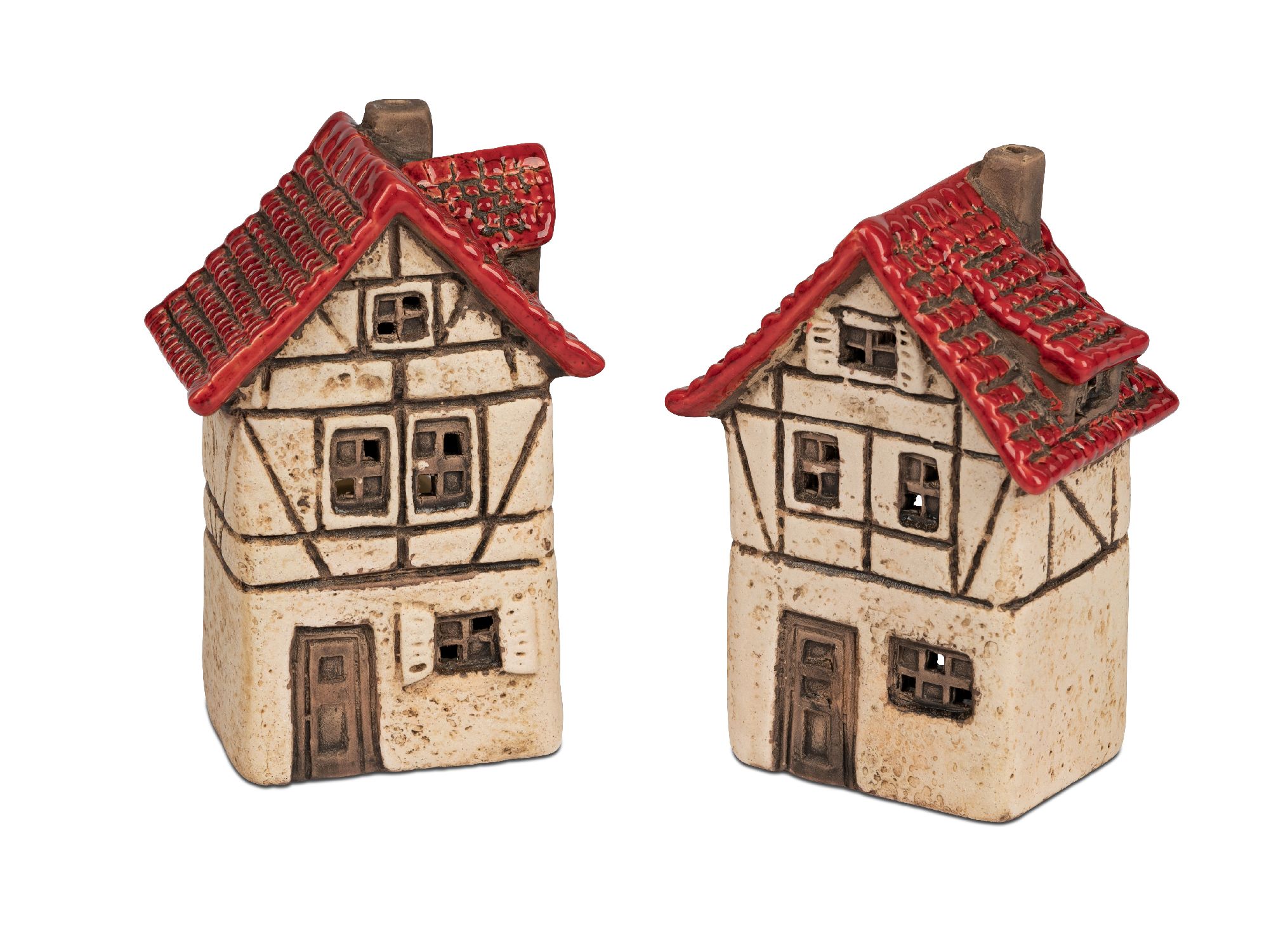 Zwei kleine, dekorative Häuser aus Keramik mit roten Dächern und Fachwerk-Optik, nebeneinander auf weißem Hintergrund.