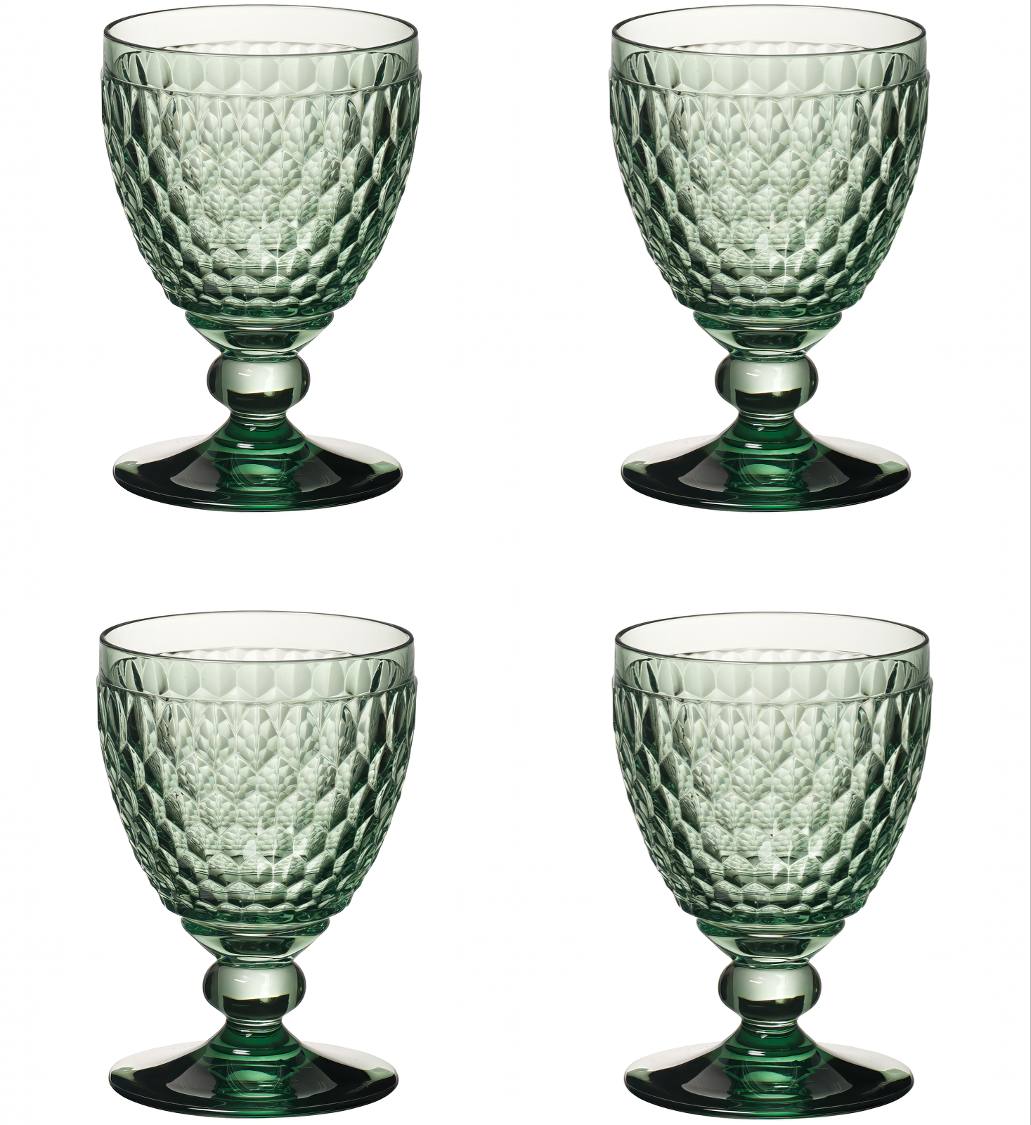 Vier grüne, facettierte Gläser mit Fuß, jeweils auf einem schwarzen Sockel, in einem quadratischen Arrangement angeordnet.