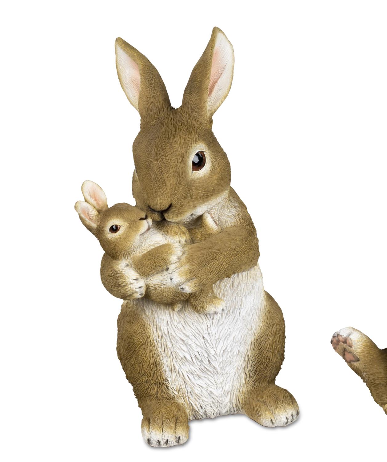 Zwei Kaninchen, ein großes und ein kleines, stehen eng umschlungen. Das große Kaninchen hält das kleine in den Vorderpfoten.