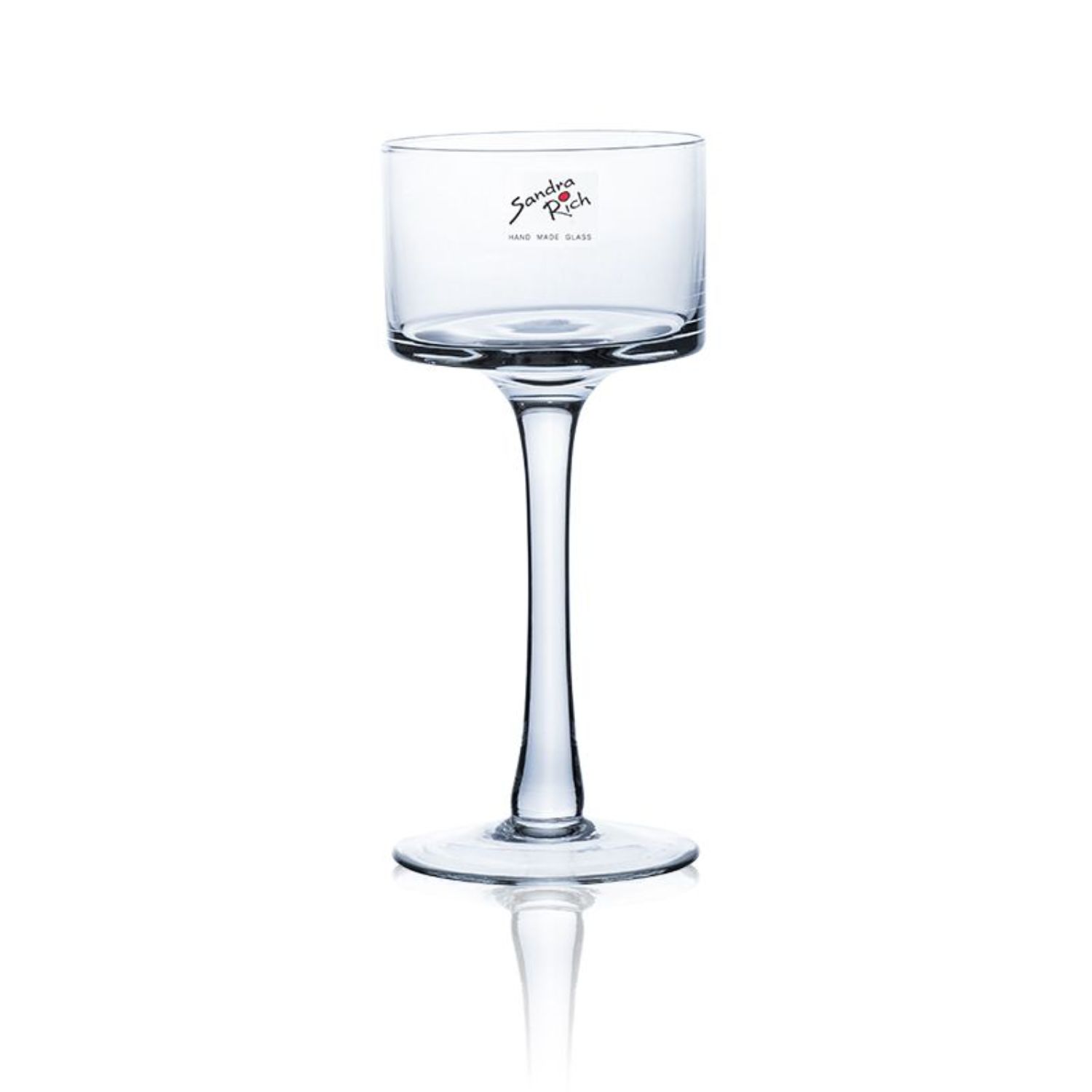Ein transparentes Glas mit hohem Fuß und breiter, flacher Öffnung. Auf dem Glas steht der Schriftzug „Sandra Rich“.