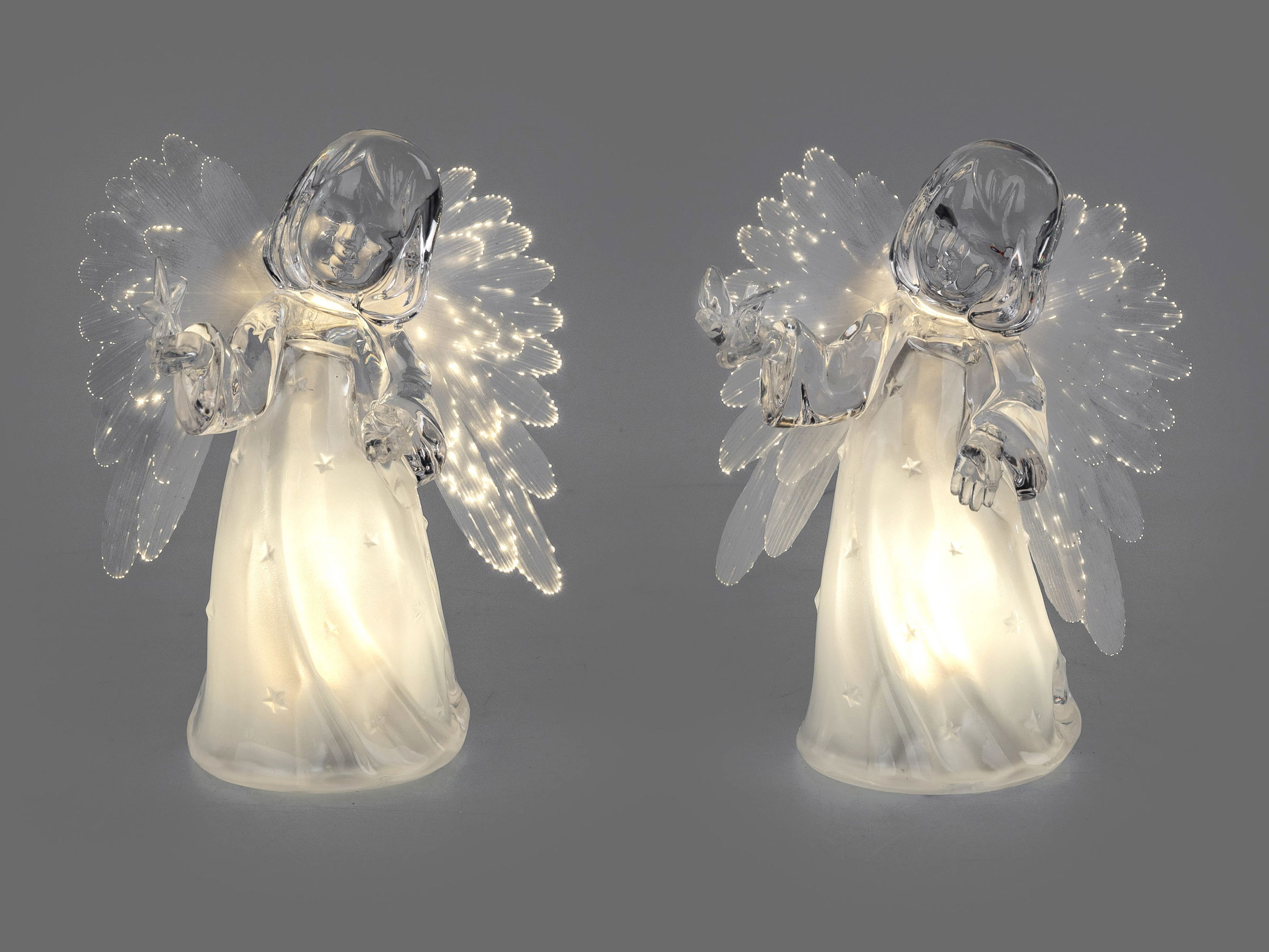 Durchsichtige Engel-Figur mit leuchtendem Kleid und transparenten Flügeln, die einen Stern in der Ha