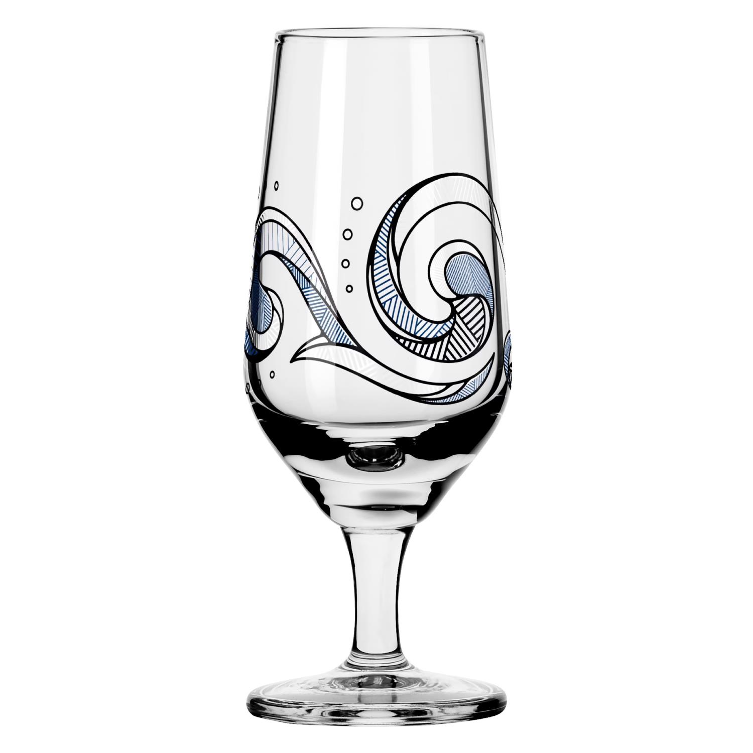 Ein transparentes Glas mit einem geschwungenen, blauen Muster und einem stabilen Fuß.