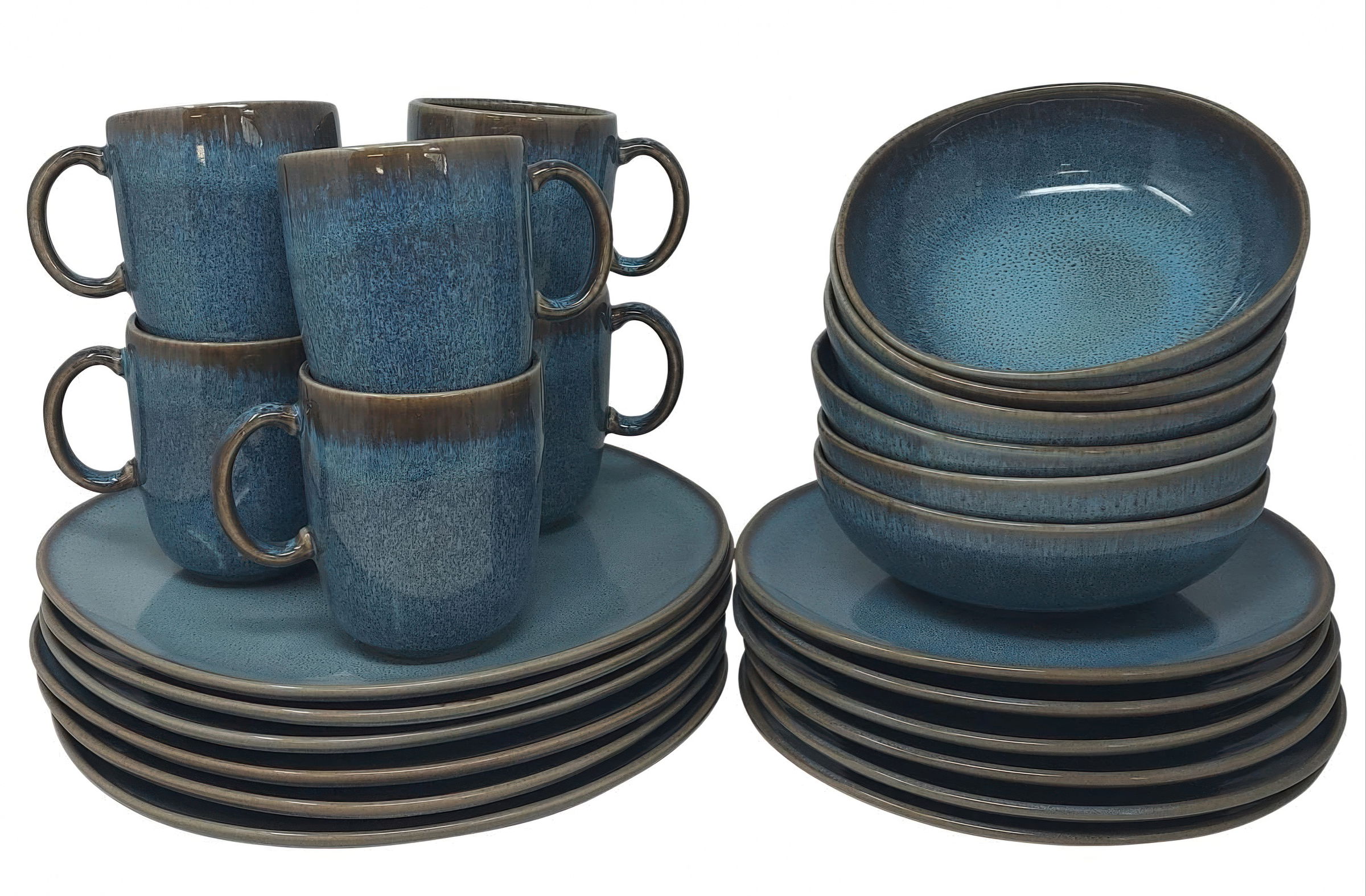 Ein Set aus blauen Tassen, Tellern und Schalen, gestapelt und nebeneinander angeordnet. Die Tassen haben Henkel.