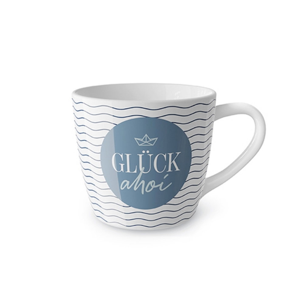Weißer Kaffeebecher mit blauen Streifen und dem Aufdruck „GLÜCK ahoi“ in einer runden Fläche.