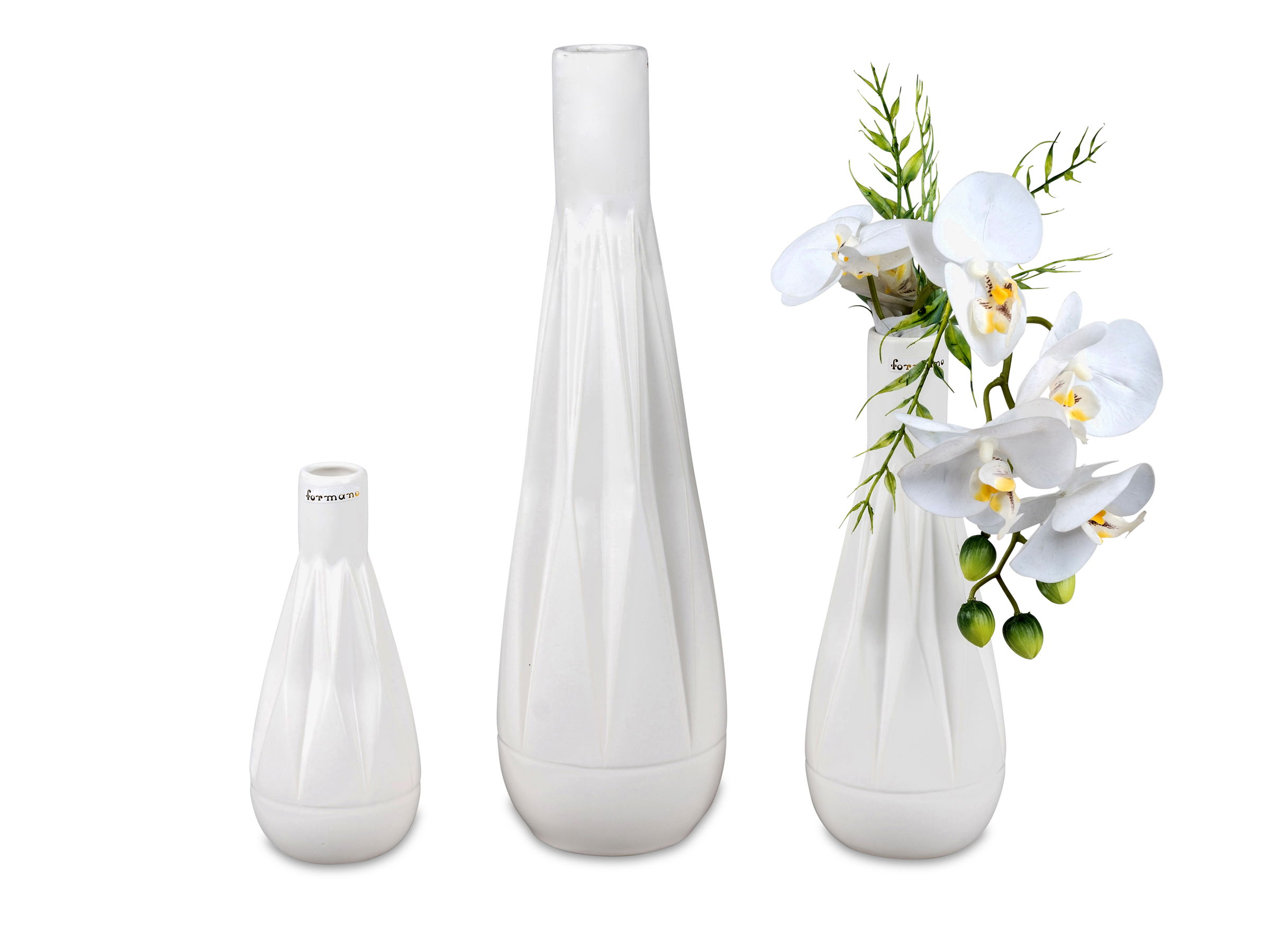Drei weiße Vasen in unterschiedlichen Größen, eine mit weißen Orchideen und grünen Zweigen dekoriert.