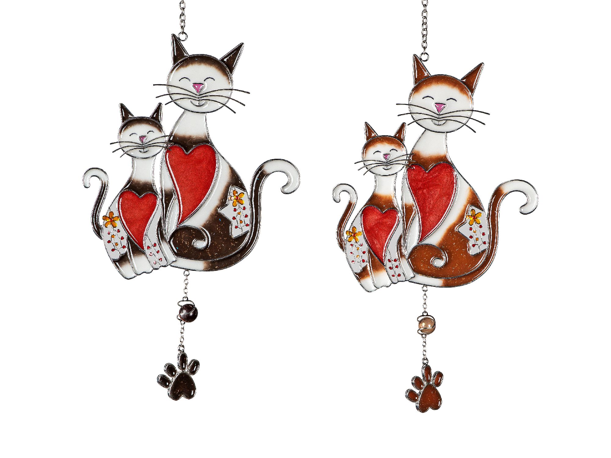Zwei dekorative Katzenfiguren aus Metall, eine braun und eine grau, mit roten Herzen und Blumenmotiv