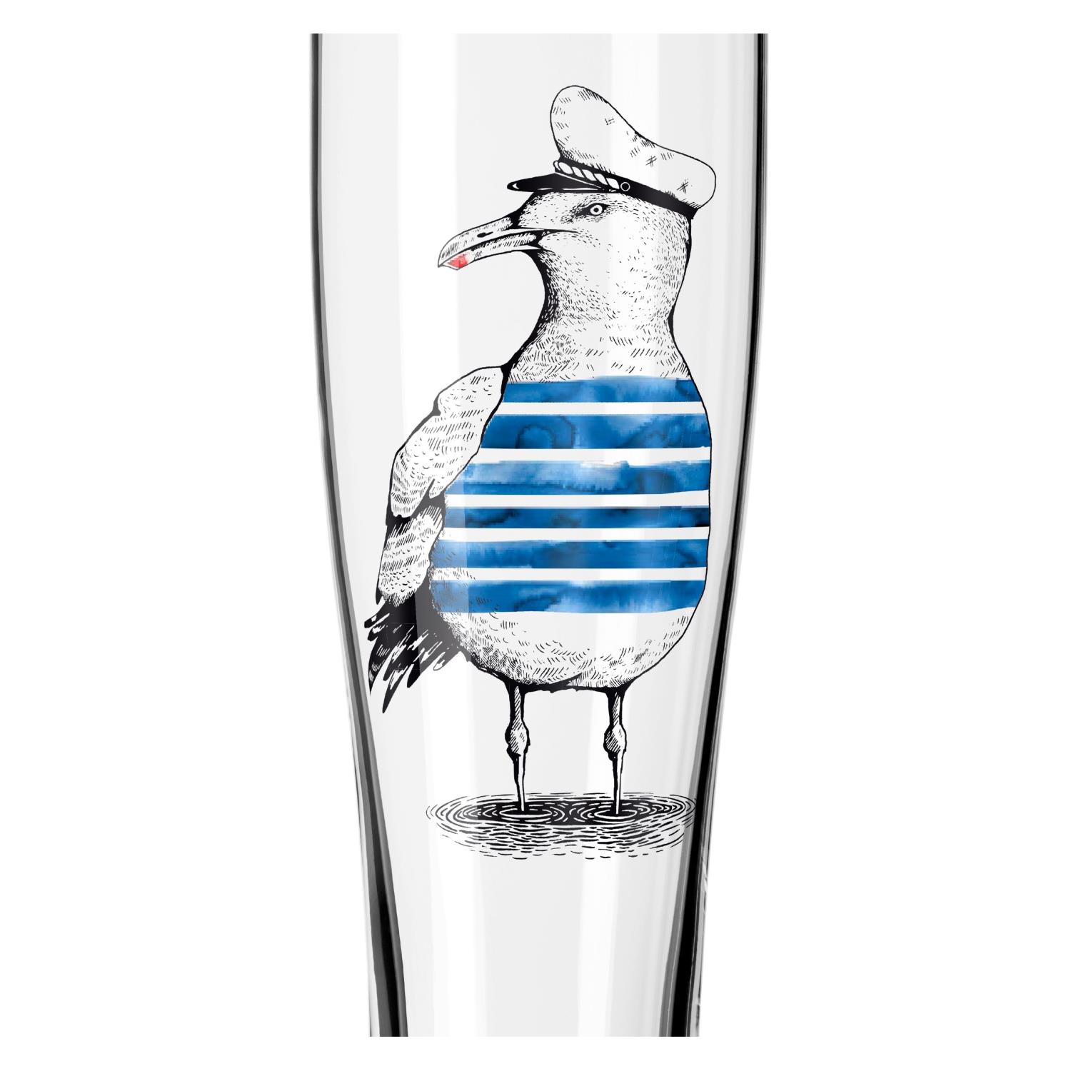 Ein Glas mit einer Illustration eines Vogels in Matrosenuniform, gestreift in Blau und Weiß, steht auf einem Wasserhintergrund.