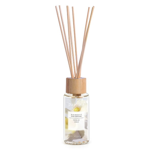 Raumdüfte in einem transparenten Glasbehälter mit Holzdeckel und mehreren Rattanstäbchen zur Duftverbreitung.