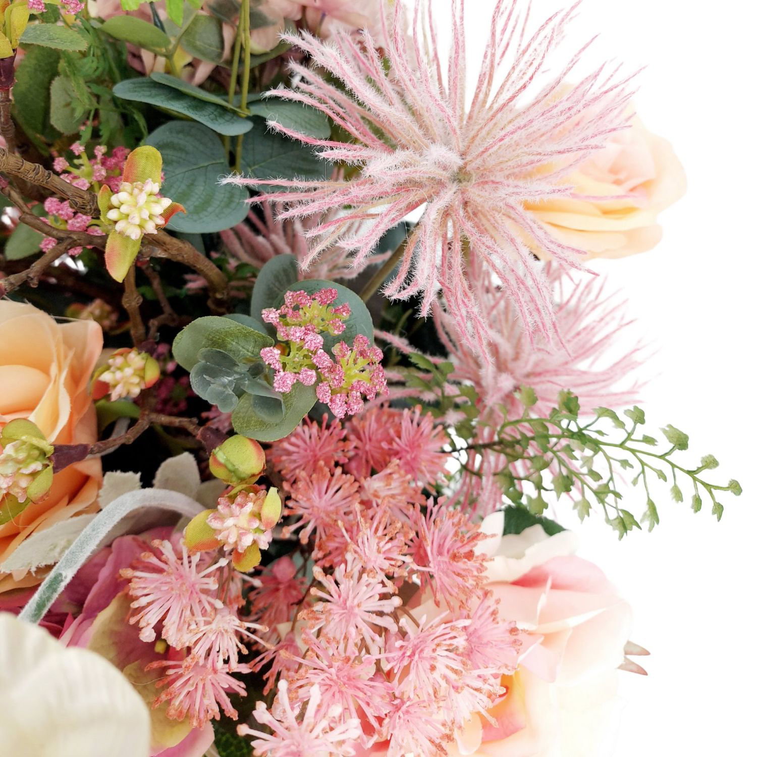 Bunte Blumenarrangement mit rosa und grünen Pflanzen