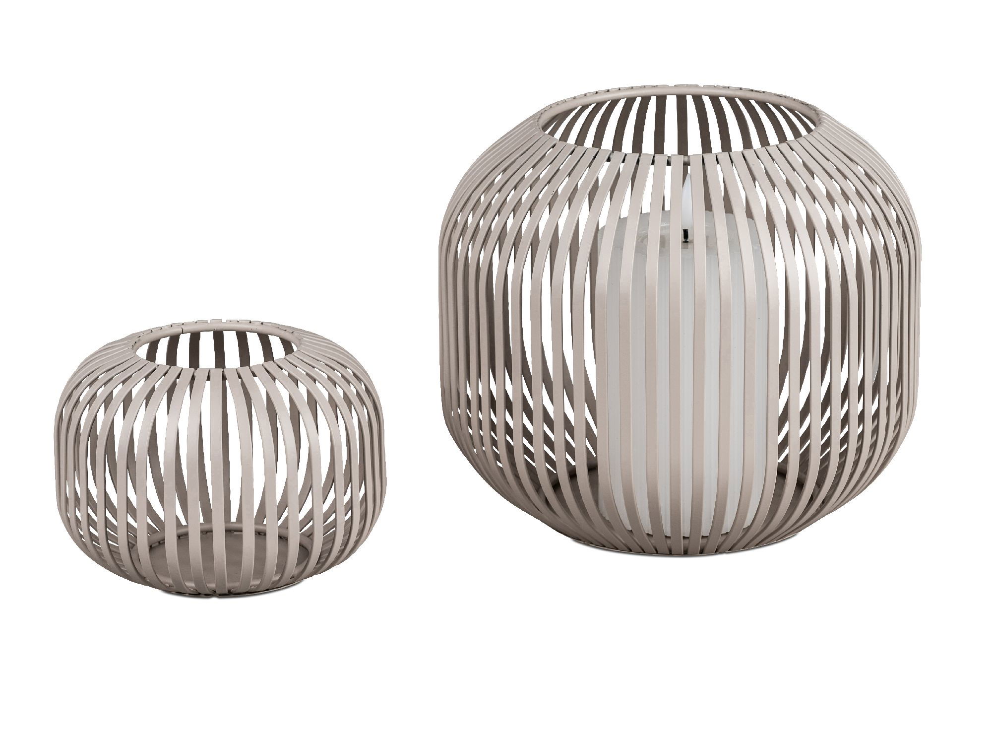 Zwei dekorative Laternen aus Metall mit offenen Streifen, eine größere und eine kleinere, beide mit einer weißen Kerze im Inneren.