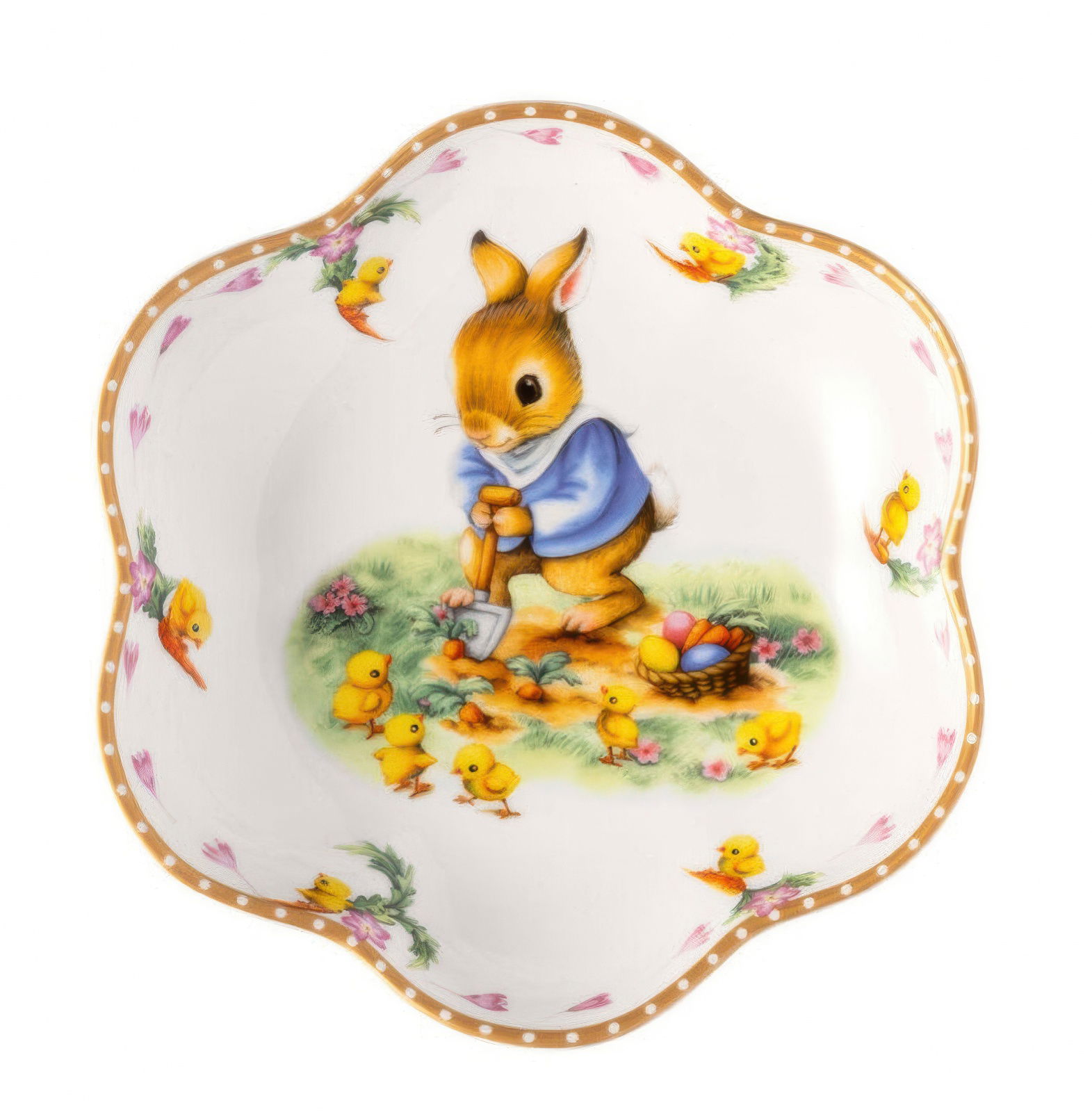 Eine dekorative Schale mit einem Hasen, der mit einer Schaufel arbeitet, umgeben von Küken und bunten Eiern in einer Blumenwiese.