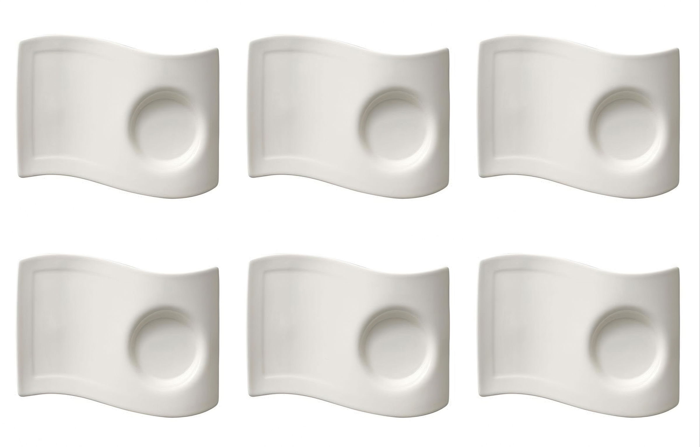 Sechs weiße, wellenförmige Teller mit einer runden Vertiefung in der Mitte, angeordnet in zwei Reihen.