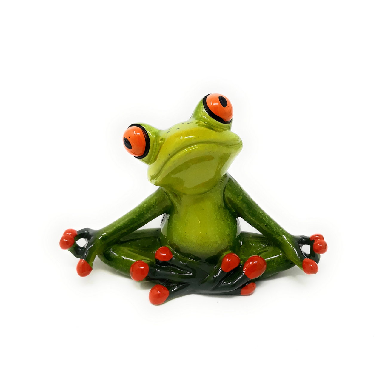 Grüner Frosch mit orangefarbenen Augen sitzt in einer meditativen Pose auf einem weißen Hintergrund.