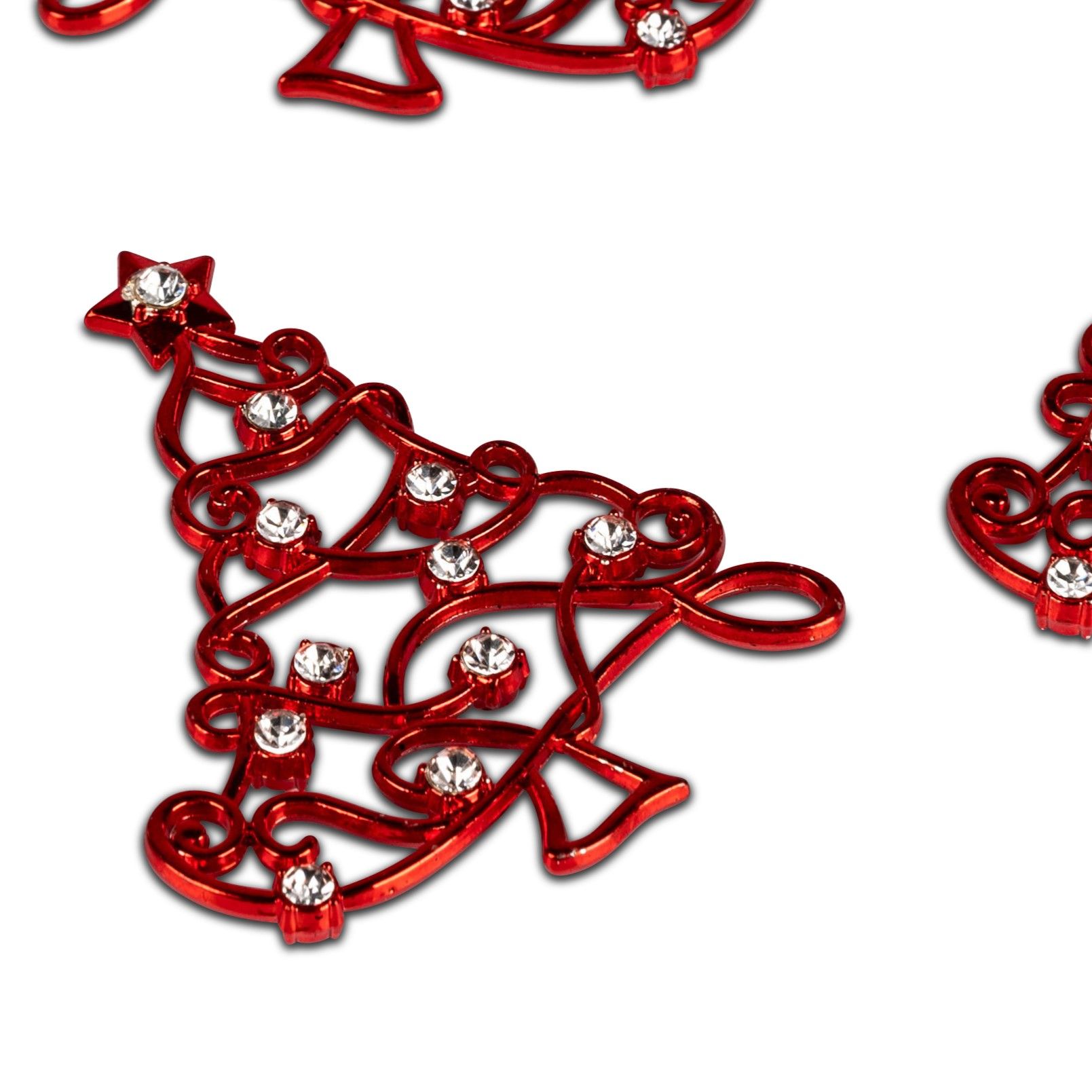 Rote Weihnachtsbaum-Dekoration mit glitzernden Steinen, filigran gestaltet und auf weißem Hintergrun