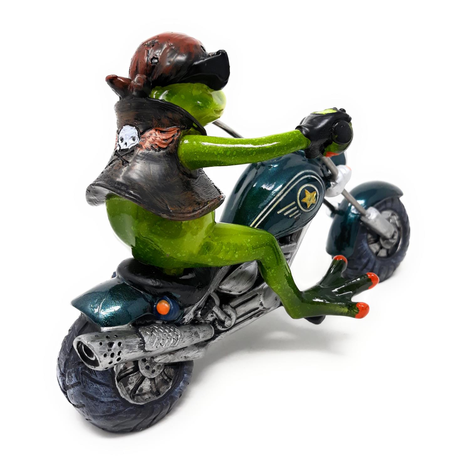 Eine grüne Figur in Motorradkleidung sitzt auf einem Motorrad und hält den Lenker mit beiden Händen.