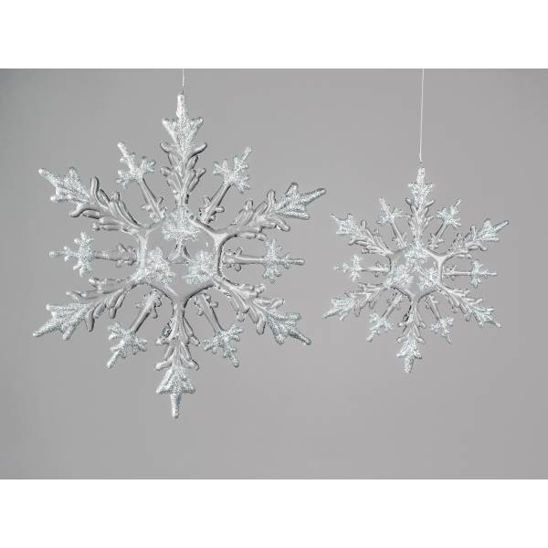 Zwei dekorative Schneeflocken aus transparentem Material, eine größere und eine kleinere, hängen vor