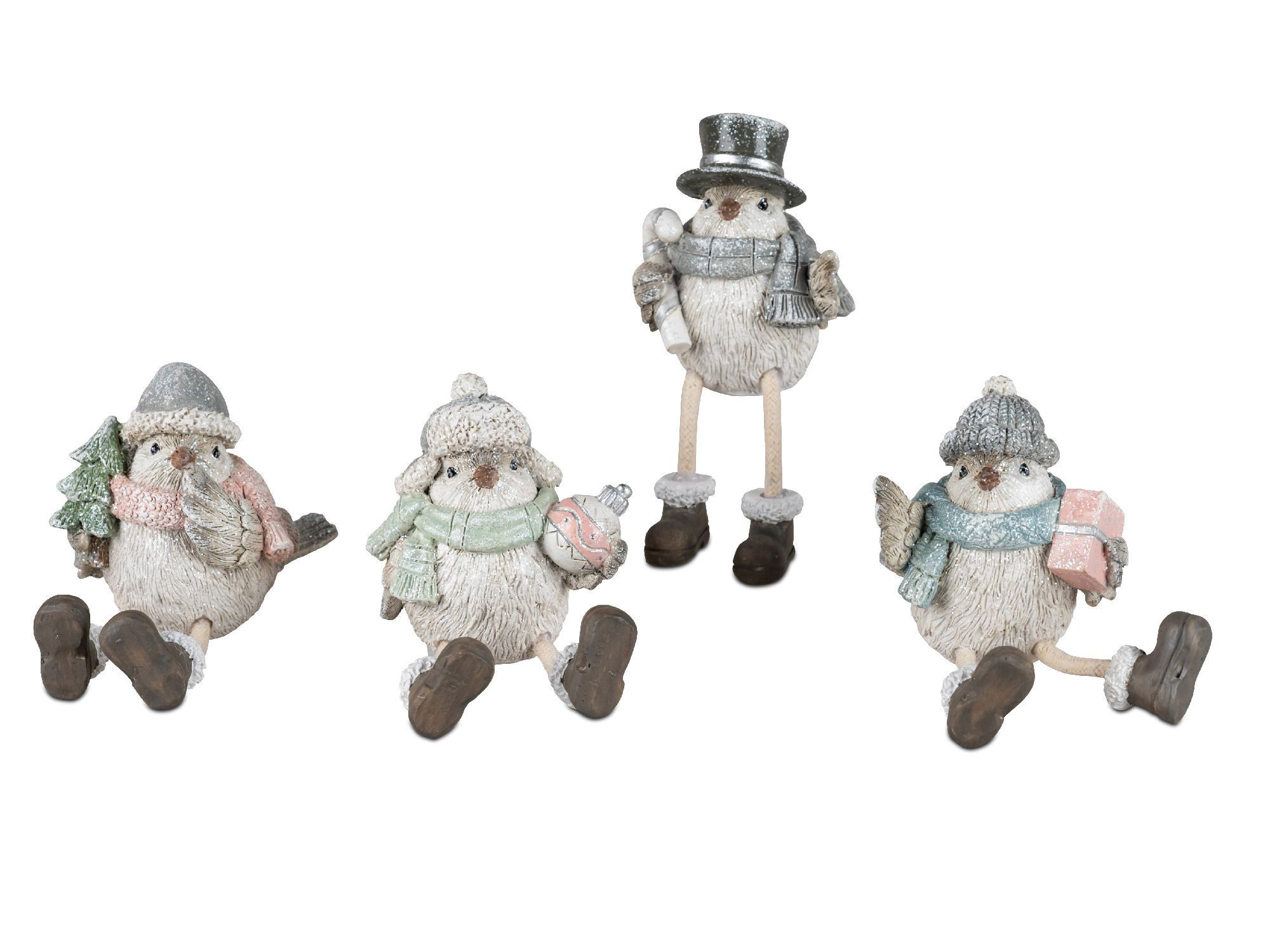 Vier winterliche Figuren in Form von Vögeln, die Mützen und Schals tragen. Zwei halten Geschenke, ei