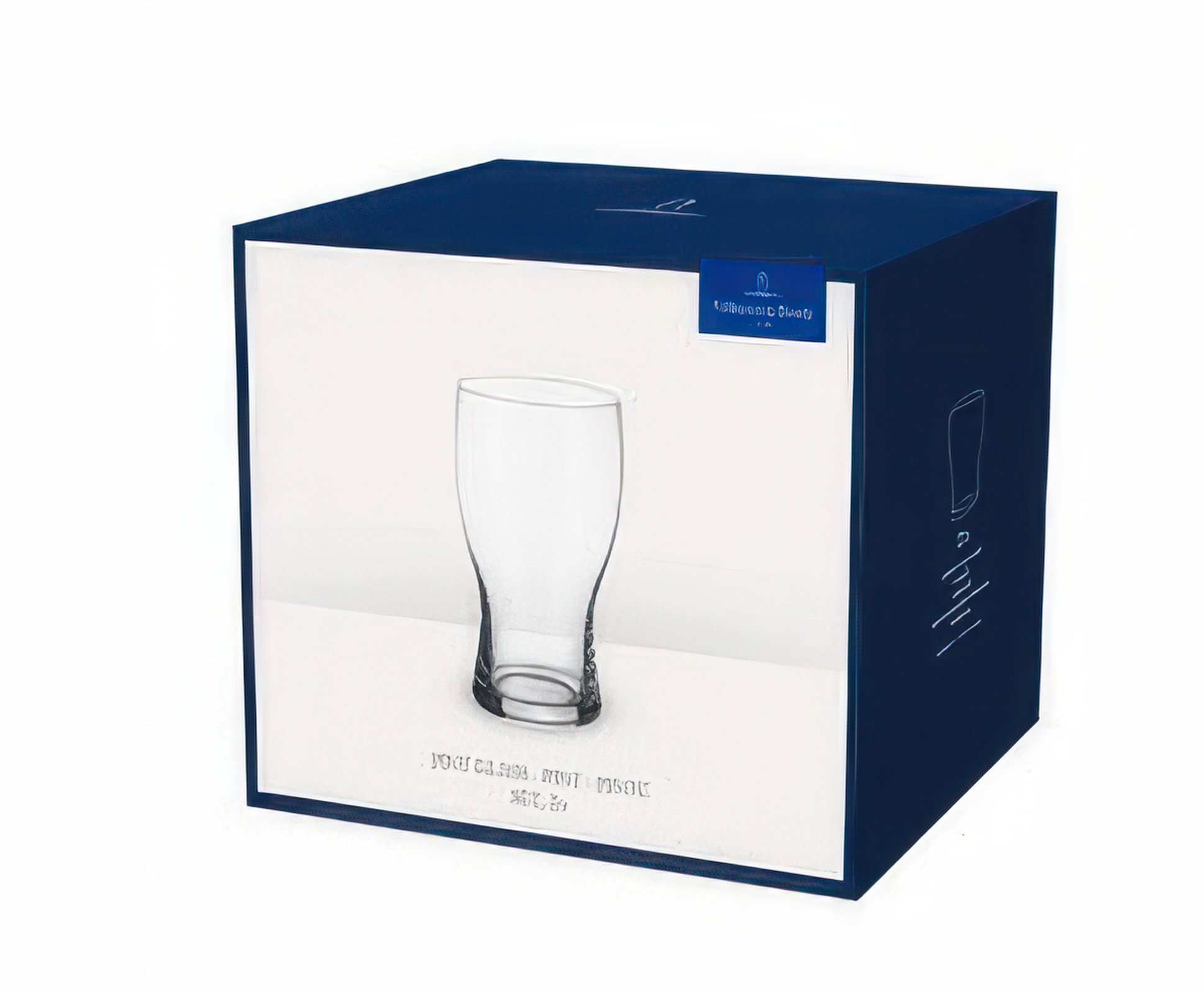 Eine transparente Glaskaraffe steht in einer blauen Verpackung mit Sichtfenster. Auf der Verpackung sind Zeichnungen und Beschriftungen.