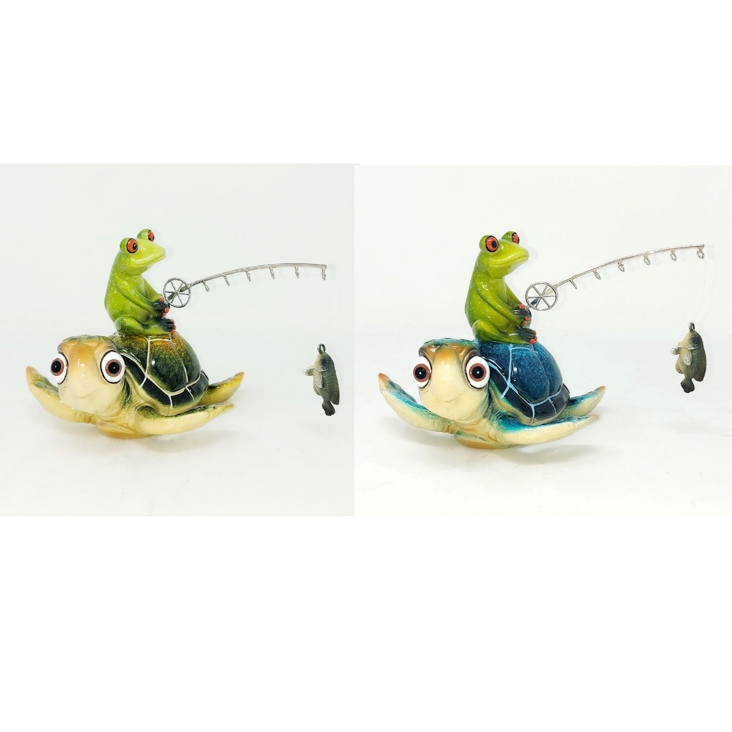 Eine grüne Froschfigur sitzt auf einer Schildkröte und hält eine Angelrute mit einem Fisch daran. Zwei Ansichten des Objekts.