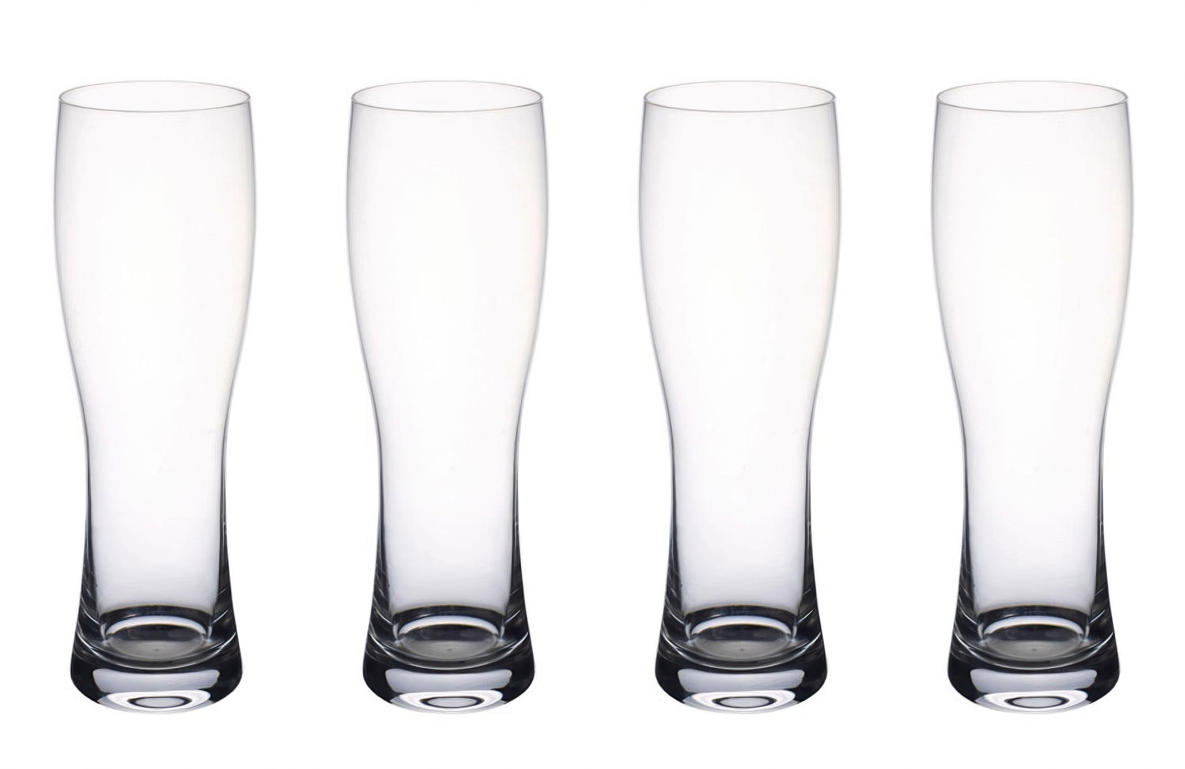 Vier leere, klare Gläser stehen nebeneinander auf einem weißen Hintergrund.