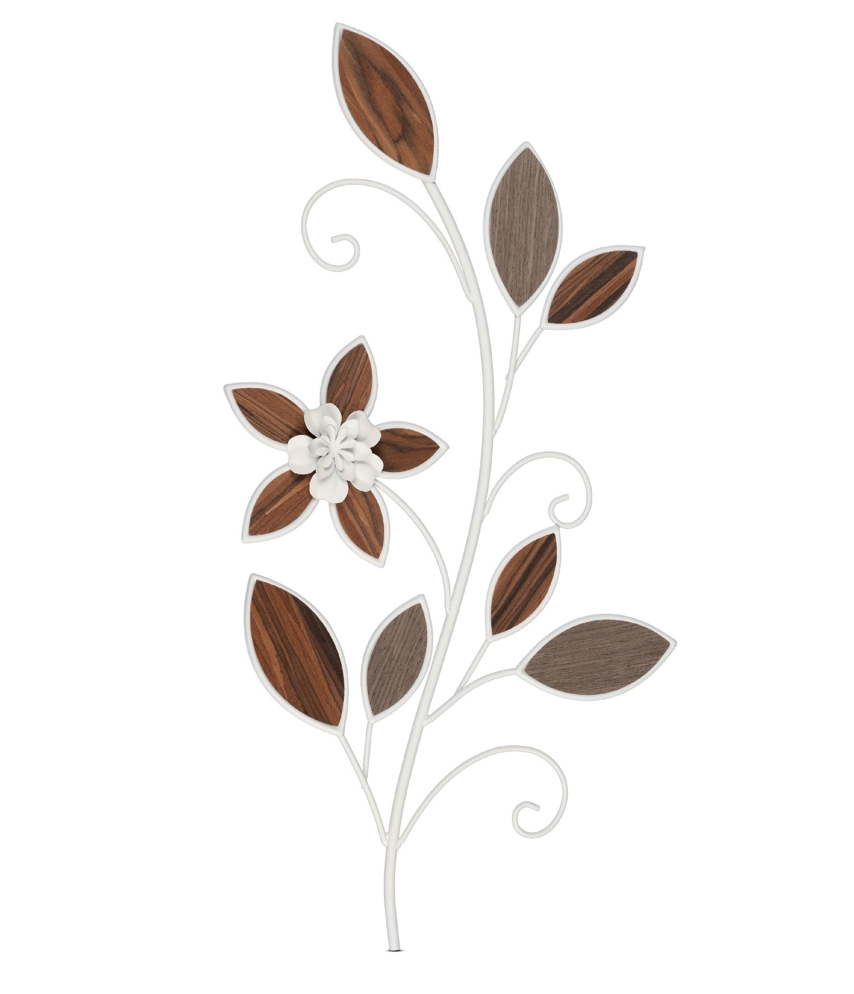 Dekoratives Wandobjekt in Form eines Zweigs mit Blättern und einer Blüte, aus verschiedenen Holzarten und in neutralen Farben.